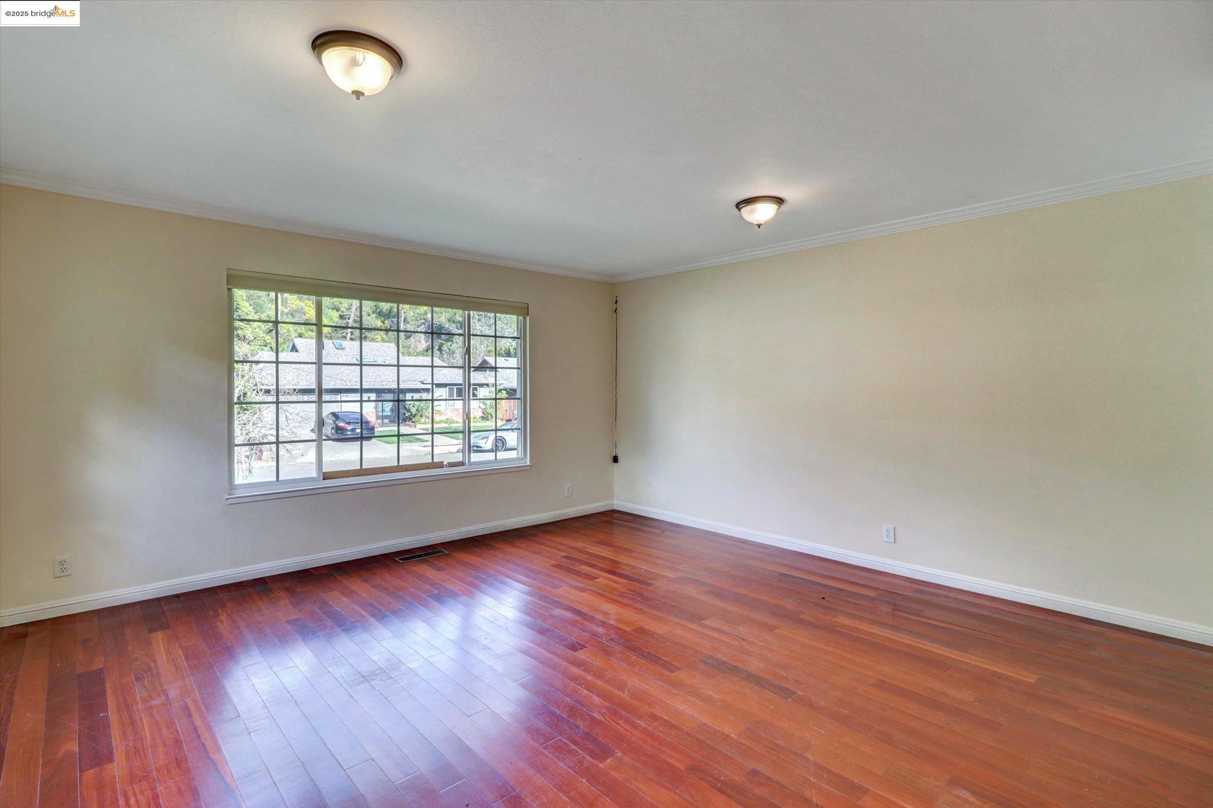 Detail Gallery Image 14 of 58 For 8153 Surrey Ln, Oakland,  CA 94605 - 4 Beds | 2/1 Baths