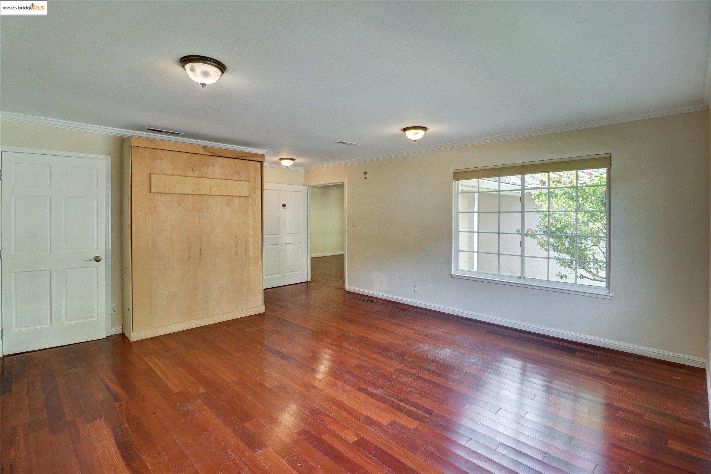 Detail Gallery Image 15 of 58 For 8153 Surrey Ln, Oakland,  CA 94605 - 4 Beds | 2/1 Baths