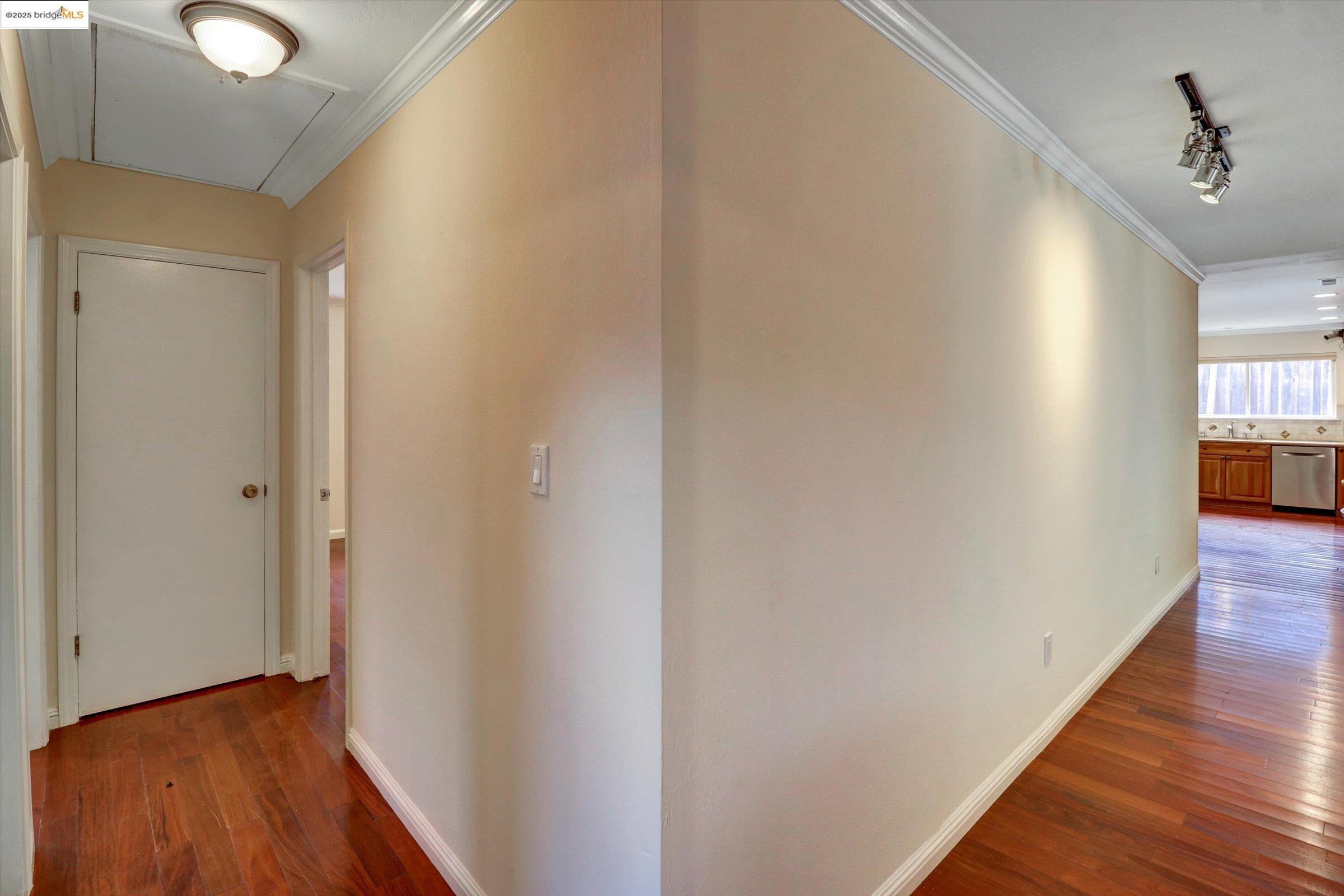 Detail Gallery Image 19 of 58 For 8153 Surrey Ln, Oakland,  CA 94605 - 4 Beds | 2/1 Baths