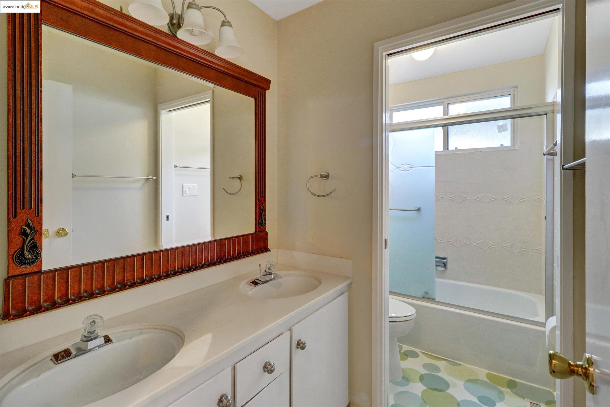 Detail Gallery Image 20 of 58 For 8153 Surrey Ln, Oakland,  CA 94605 - 4 Beds | 2/1 Baths