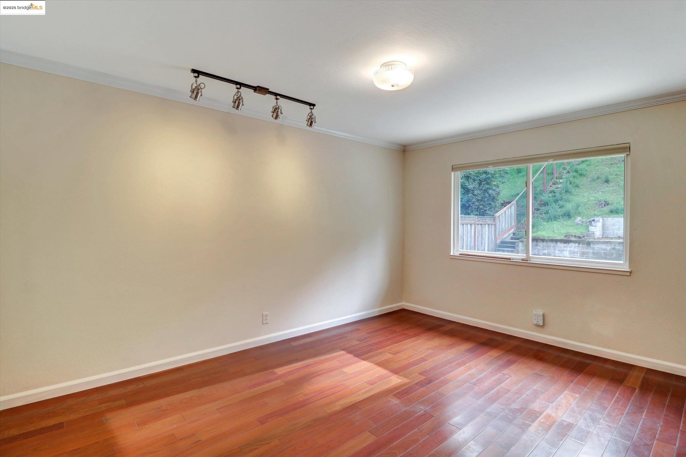 Detail Gallery Image 22 of 58 For 8153 Surrey Ln, Oakland,  CA 94605 - 4 Beds | 2/1 Baths