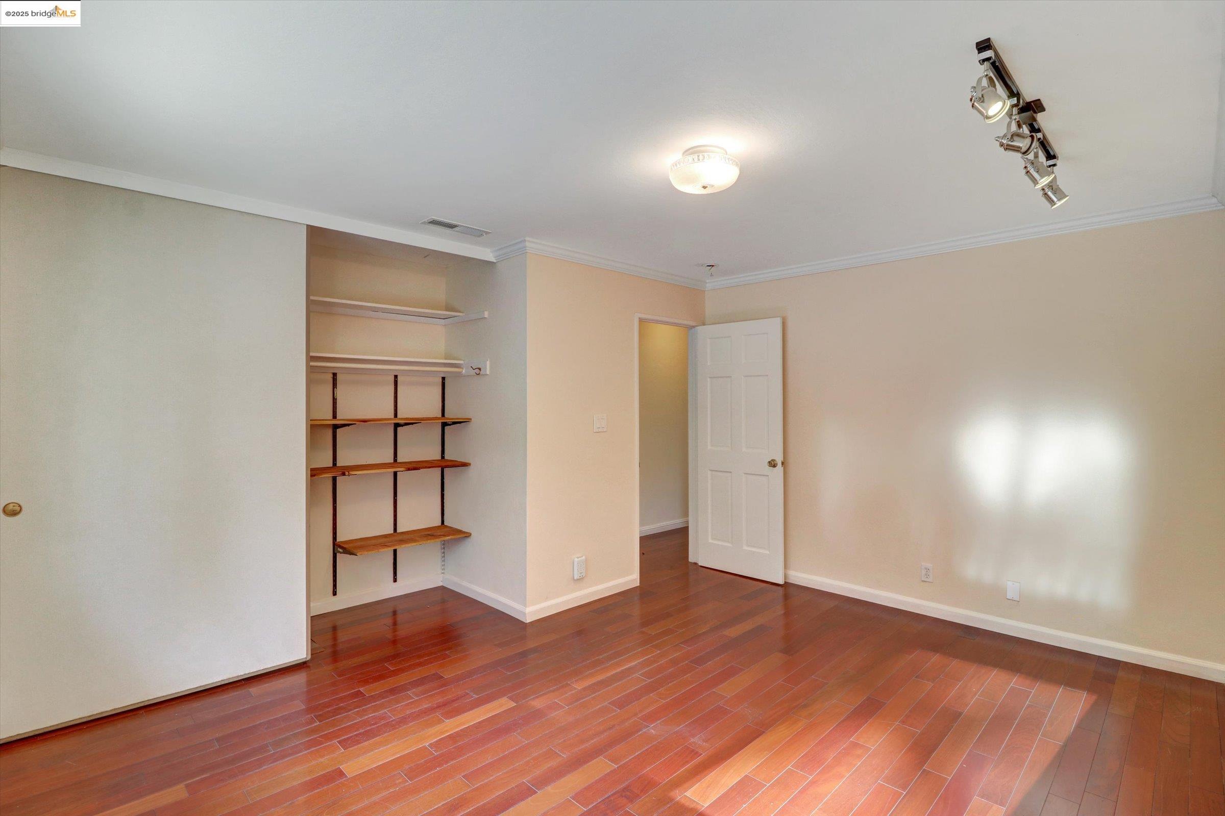 Detail Gallery Image 23 of 58 For 8153 Surrey Ln, Oakland,  CA 94605 - 4 Beds | 2/1 Baths