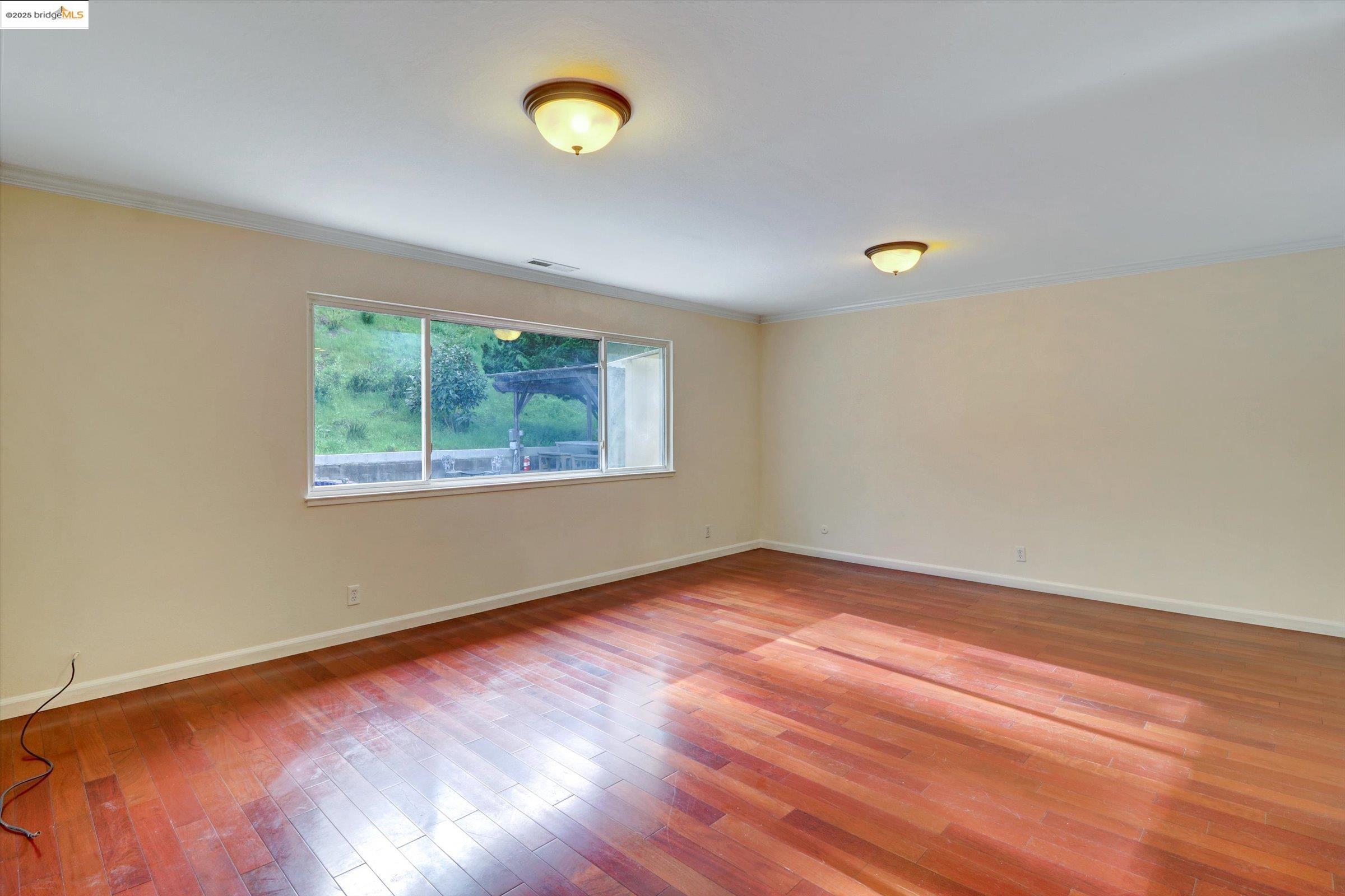Detail Gallery Image 24 of 58 For 8153 Surrey Ln, Oakland,  CA 94605 - 4 Beds | 2/1 Baths