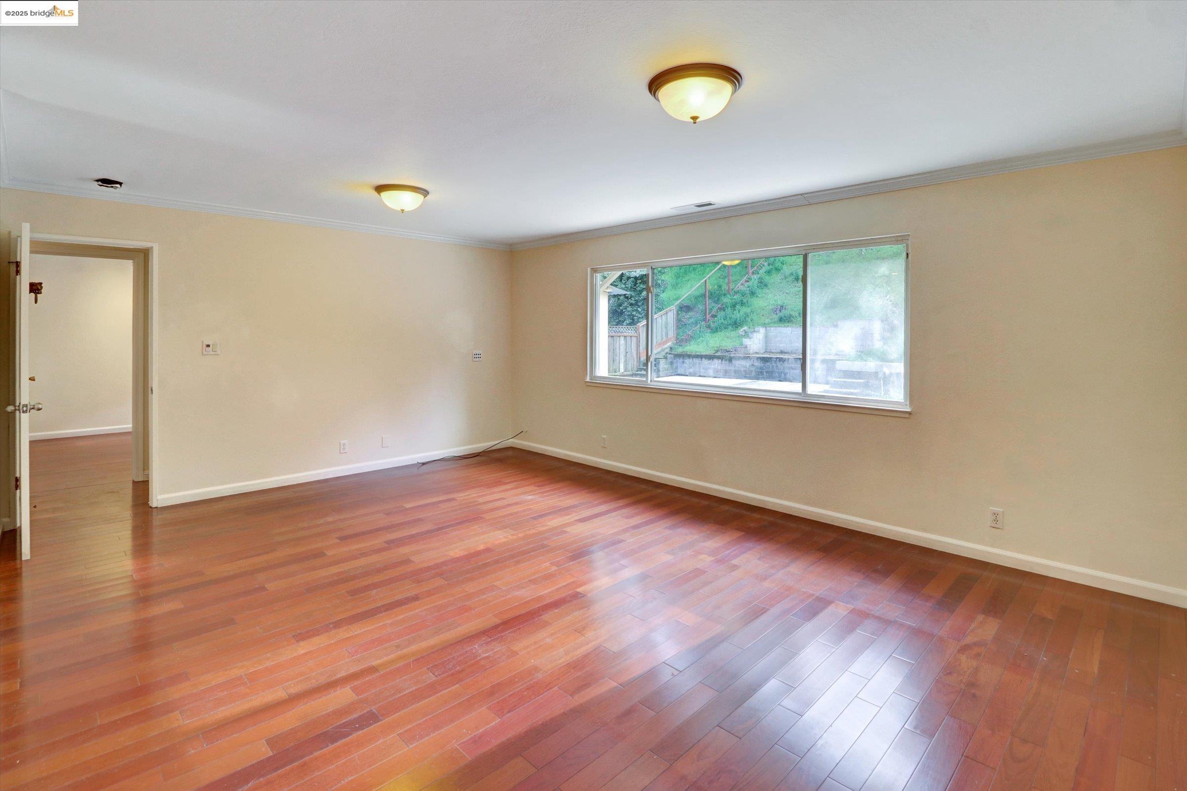 Detail Gallery Image 27 of 58 For 8153 Surrey Ln, Oakland,  CA 94605 - 4 Beds | 2/1 Baths