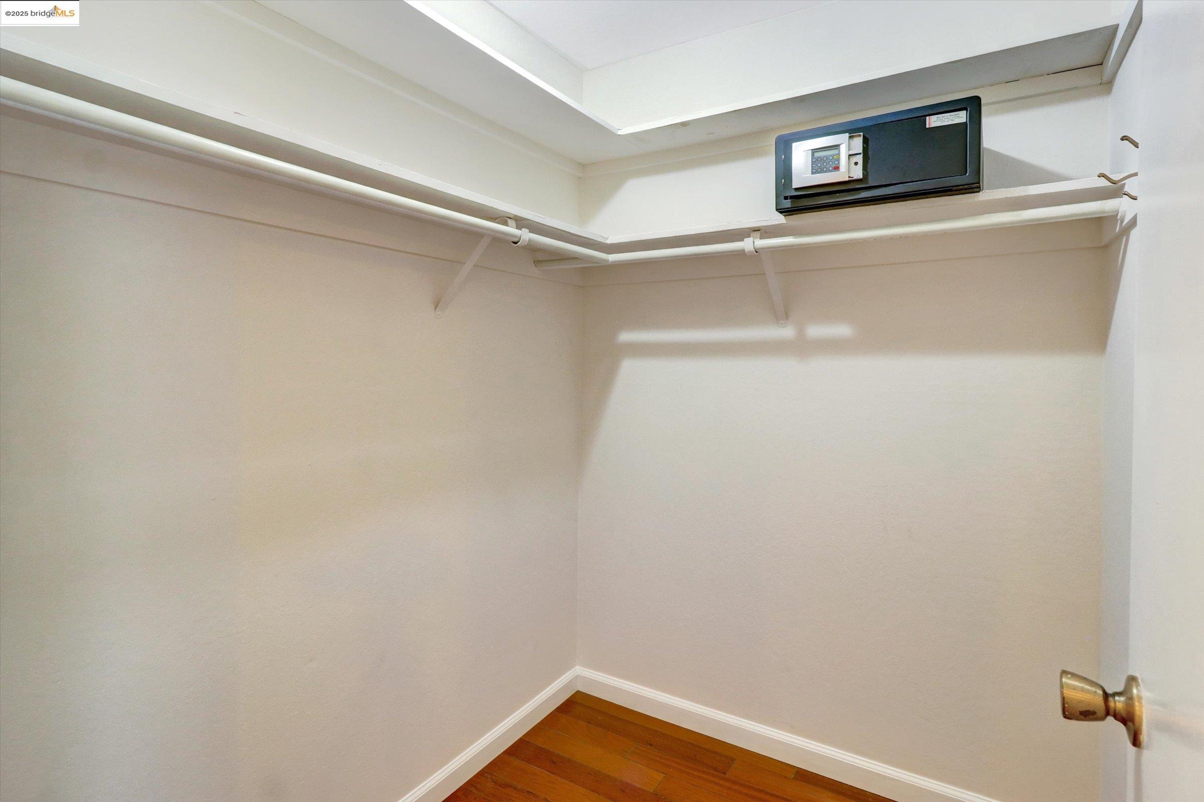 Detail Gallery Image 28 of 58 For 8153 Surrey Ln, Oakland,  CA 94605 - 4 Beds | 2/1 Baths