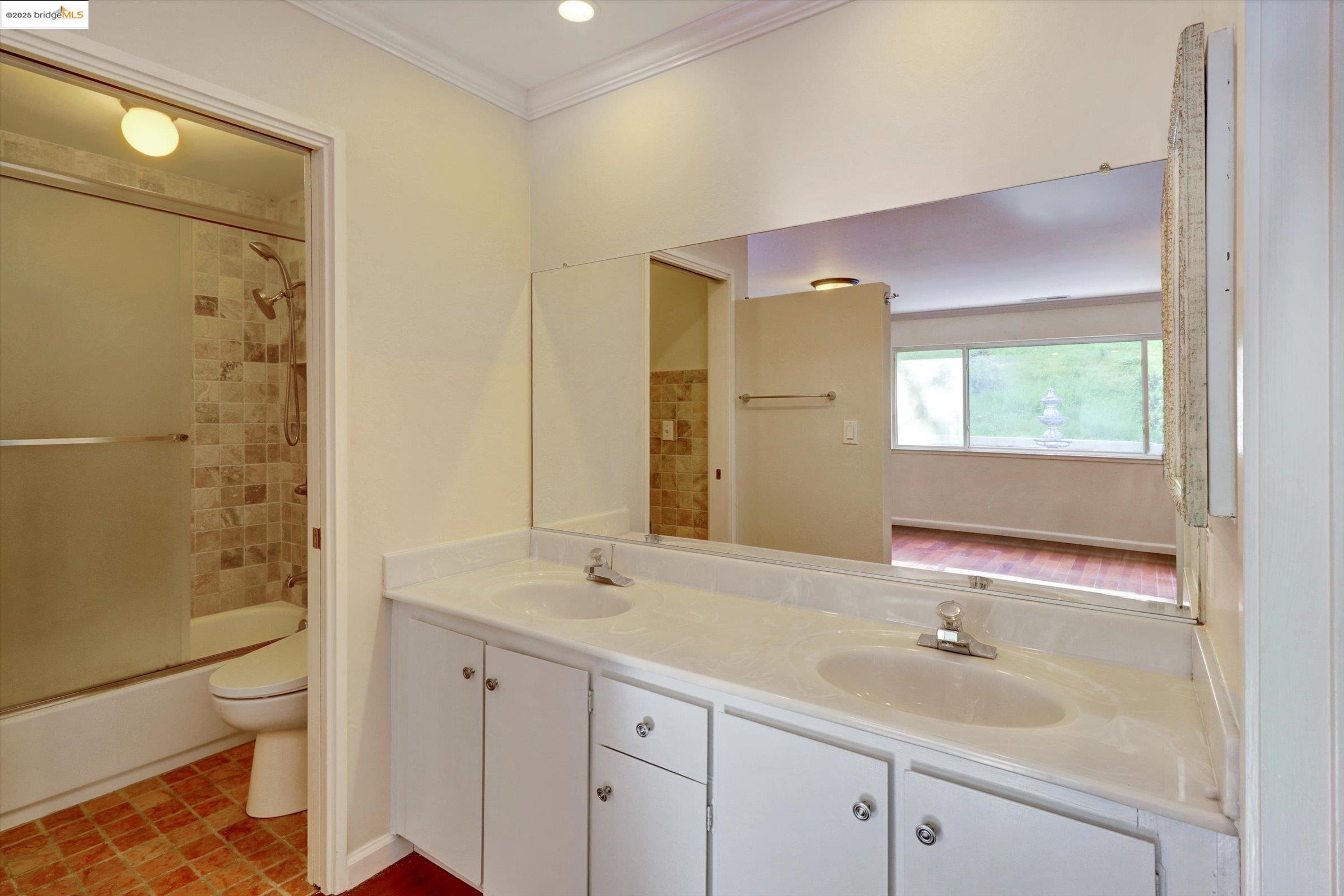 Detail Gallery Image 29 of 58 For 8153 Surrey Ln, Oakland,  CA 94605 - 4 Beds | 2/1 Baths