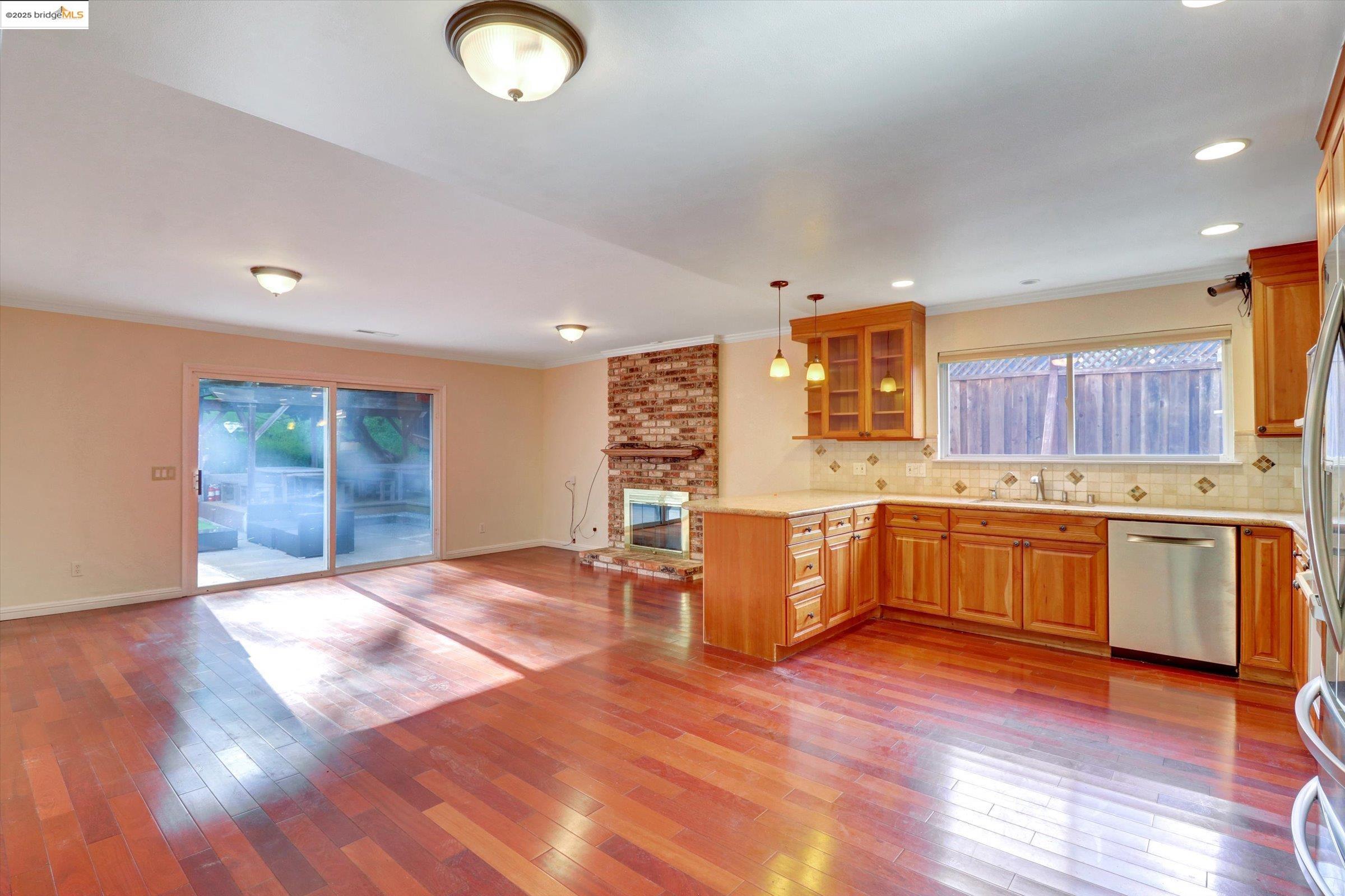 Detail Gallery Image 32 of 58 For 8153 Surrey Ln, Oakland,  CA 94605 - 4 Beds | 2/1 Baths