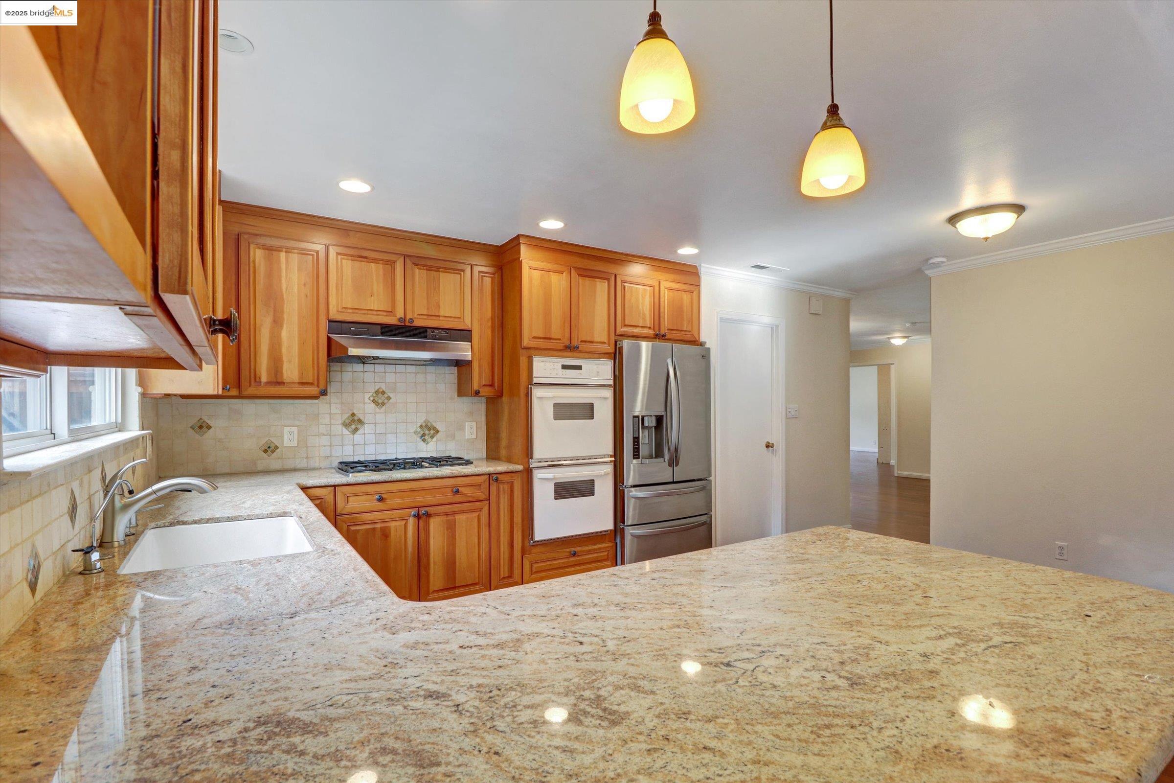 Detail Gallery Image 34 of 58 For 8153 Surrey Ln, Oakland,  CA 94605 - 4 Beds | 2/1 Baths
