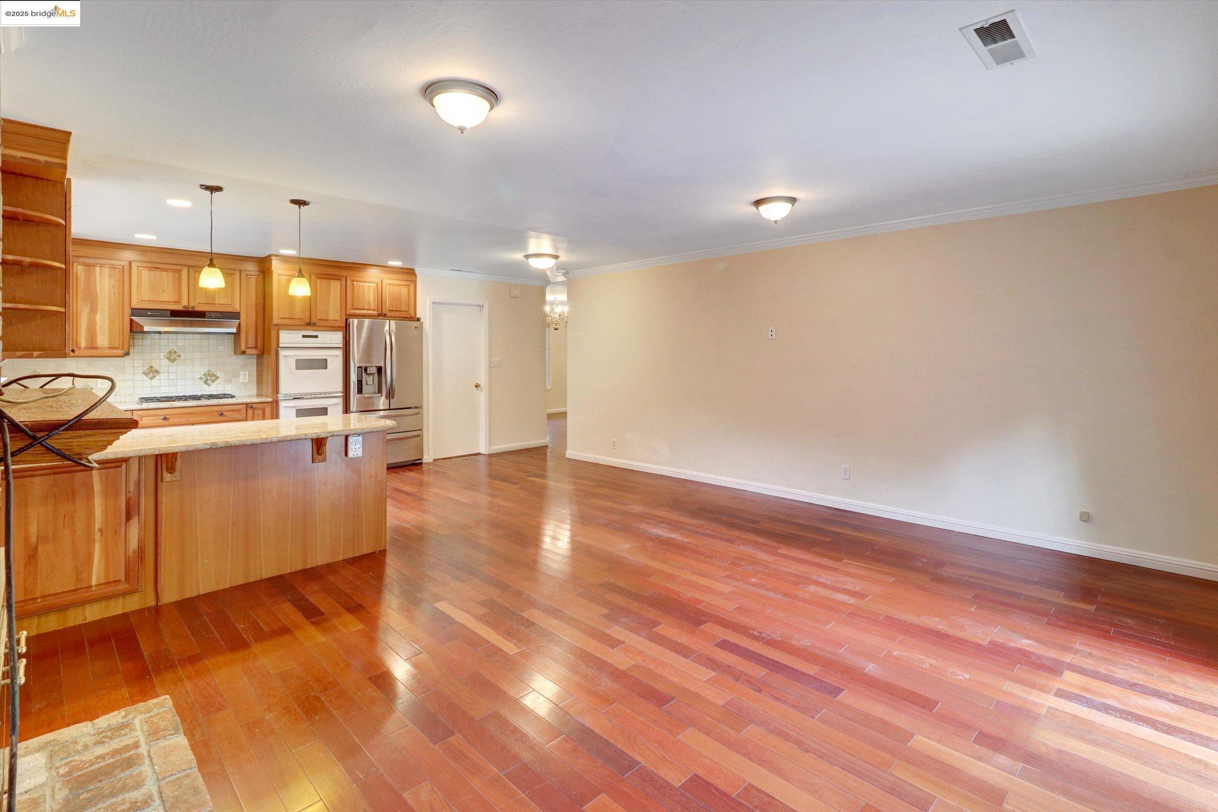 Detail Gallery Image 40 of 58 For 8153 Surrey Ln, Oakland,  CA 94605 - 4 Beds | 2/1 Baths