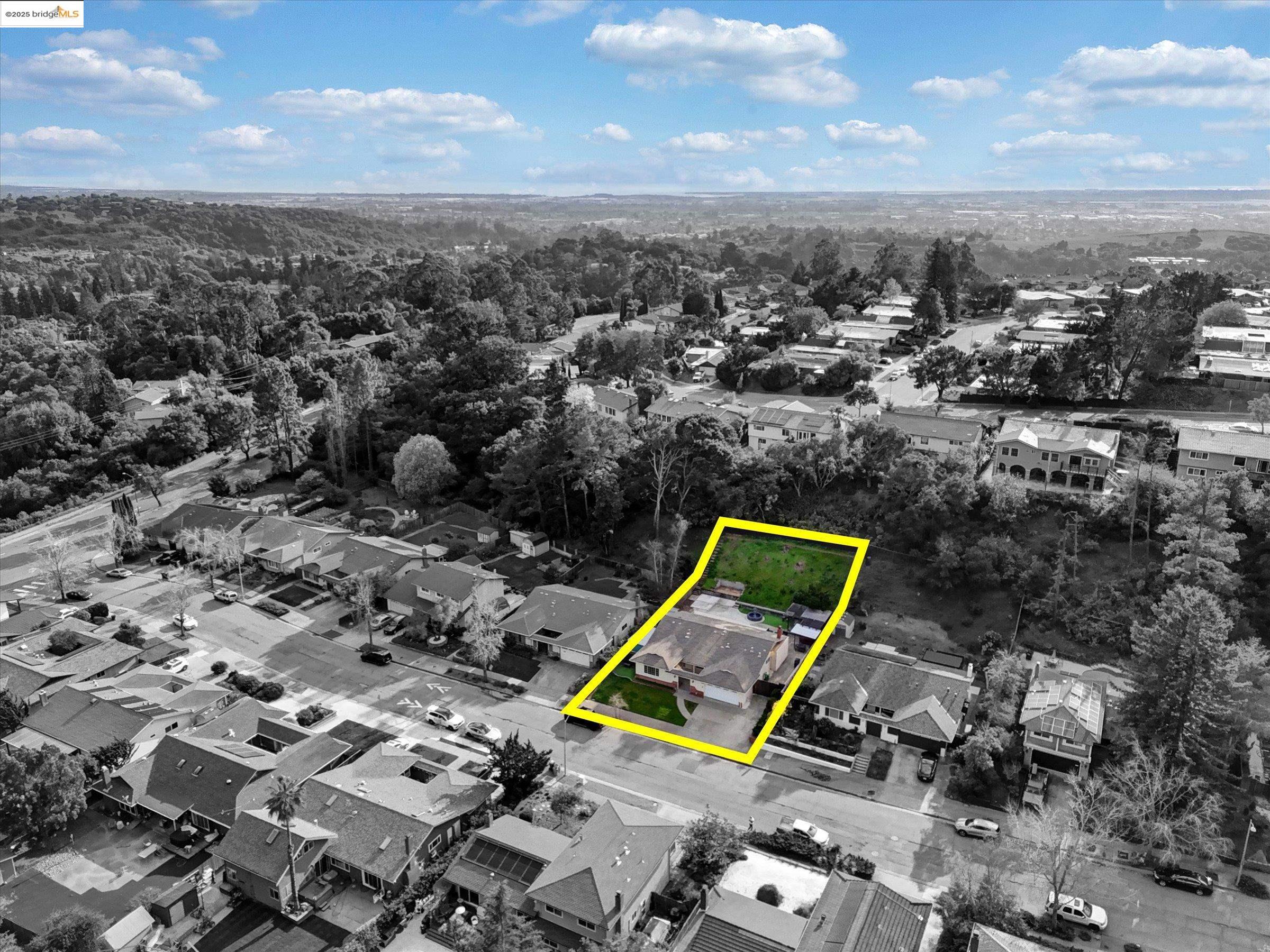 Detail Gallery Image 5 of 58 For 8153 Surrey Ln, Oakland,  CA 94605 - 4 Beds | 2/1 Baths