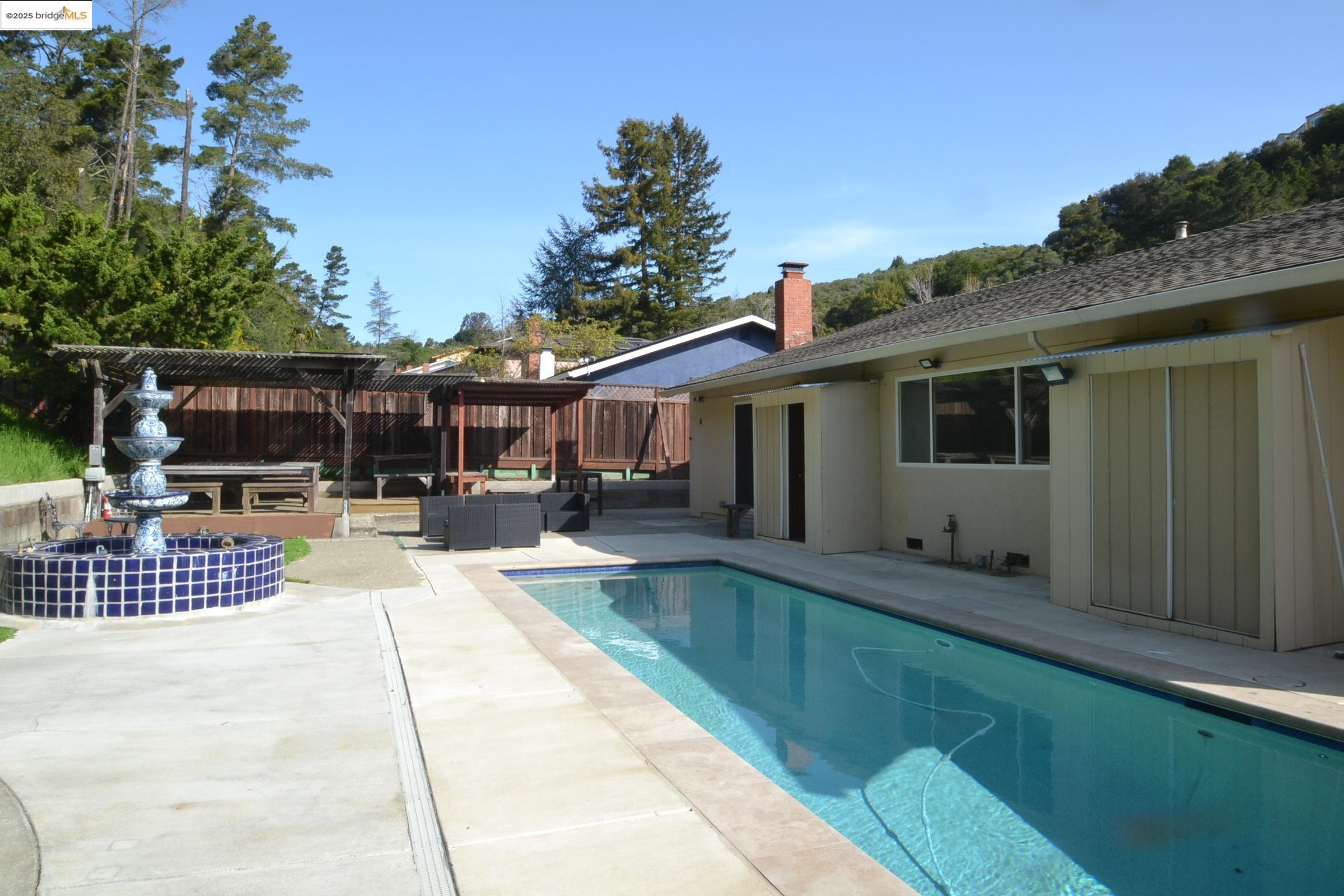 Detail Gallery Image 41 of 58 For 8153 Surrey Ln, Oakland,  CA 94605 - 4 Beds | 2/1 Baths