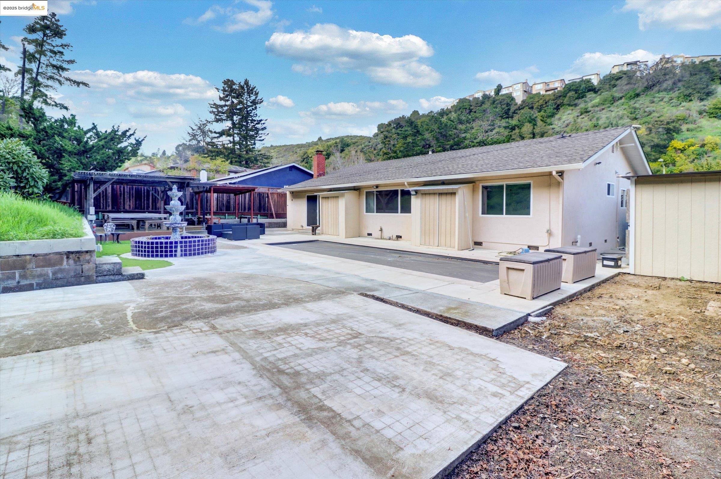 Detail Gallery Image 44 of 58 For 8153 Surrey Ln, Oakland,  CA 94605 - 4 Beds | 2/1 Baths