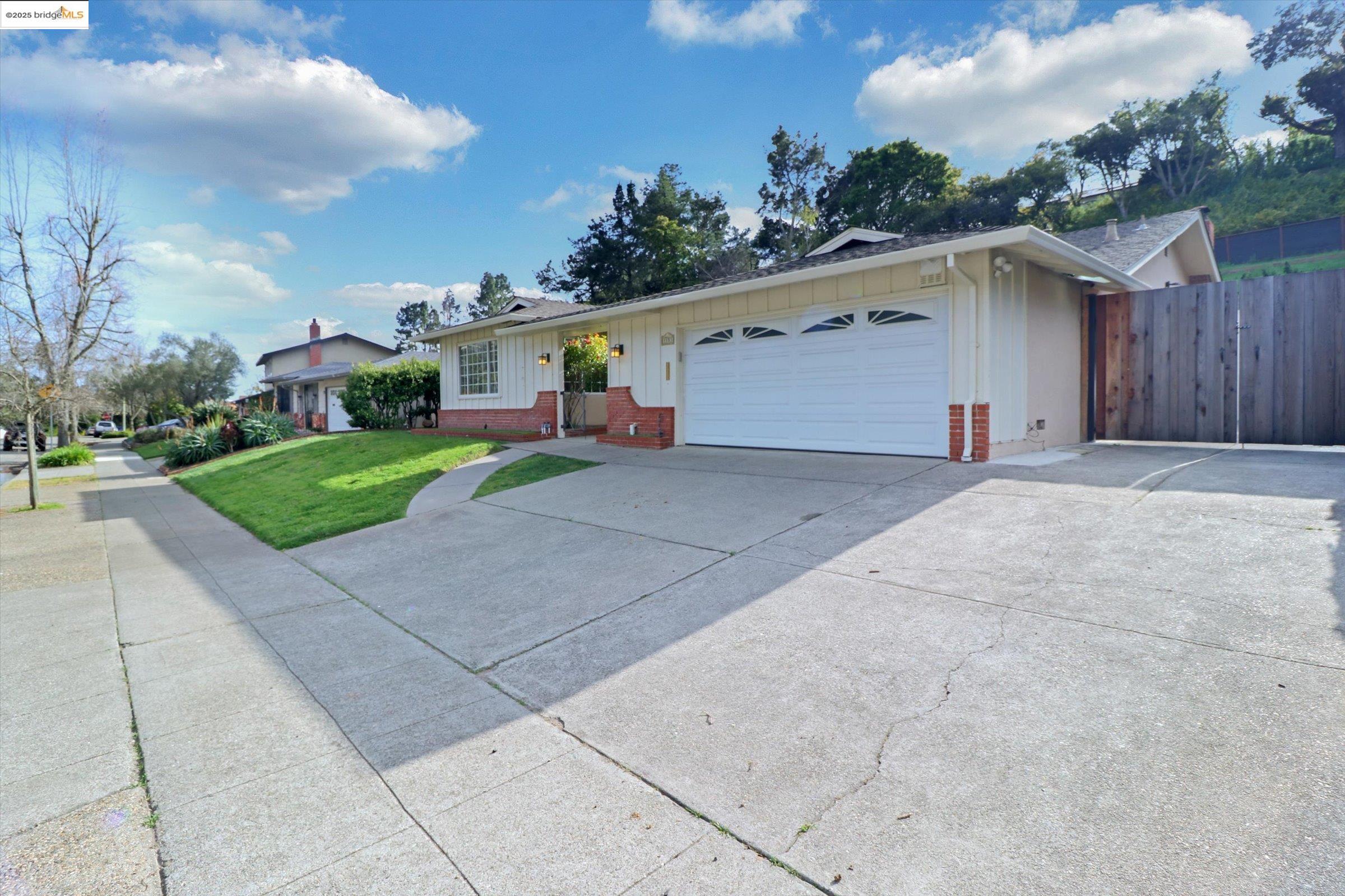 Detail Gallery Image 6 of 58 For 8153 Surrey Ln, Oakland,  CA 94605 - 4 Beds | 2/1 Baths