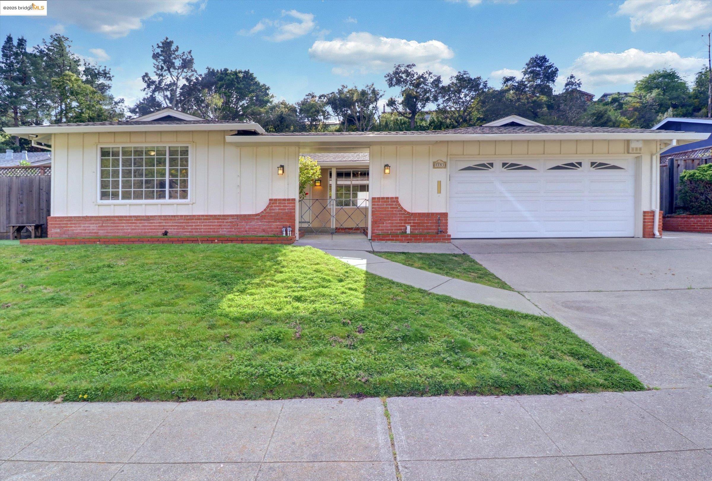 Detail Gallery Image 7 of 58 For 8153 Surrey Ln, Oakland,  CA 94605 - 4 Beds | 2/1 Baths