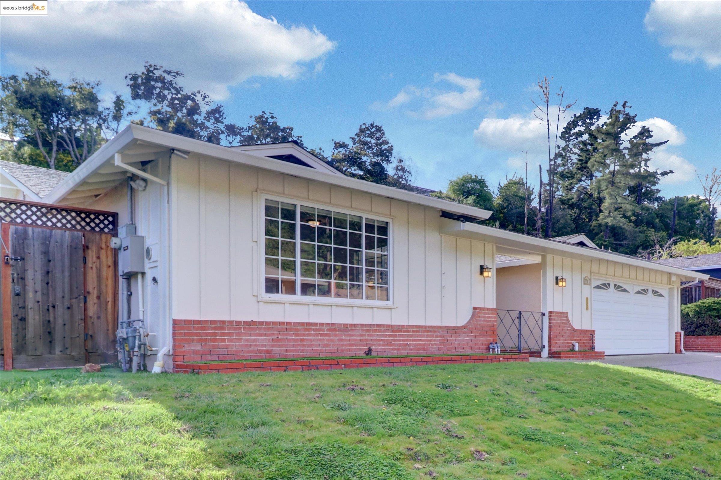 Detail Gallery Image 8 of 58 For 8153 Surrey Ln, Oakland,  CA 94605 - 4 Beds | 2/1 Baths