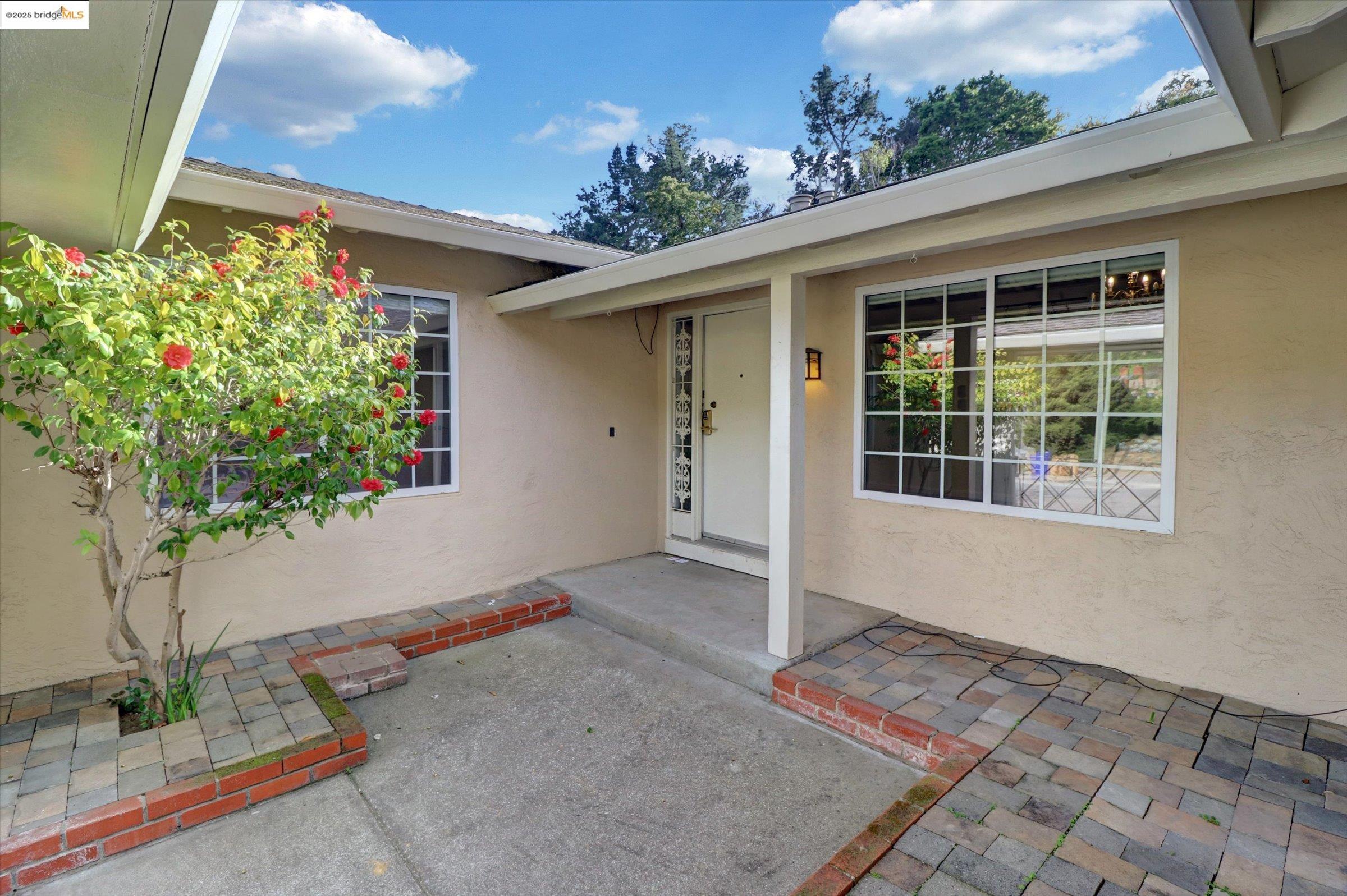 Detail Gallery Image 9 of 58 For 8153 Surrey Ln, Oakland,  CA 94605 - 4 Beds | 2/1 Baths