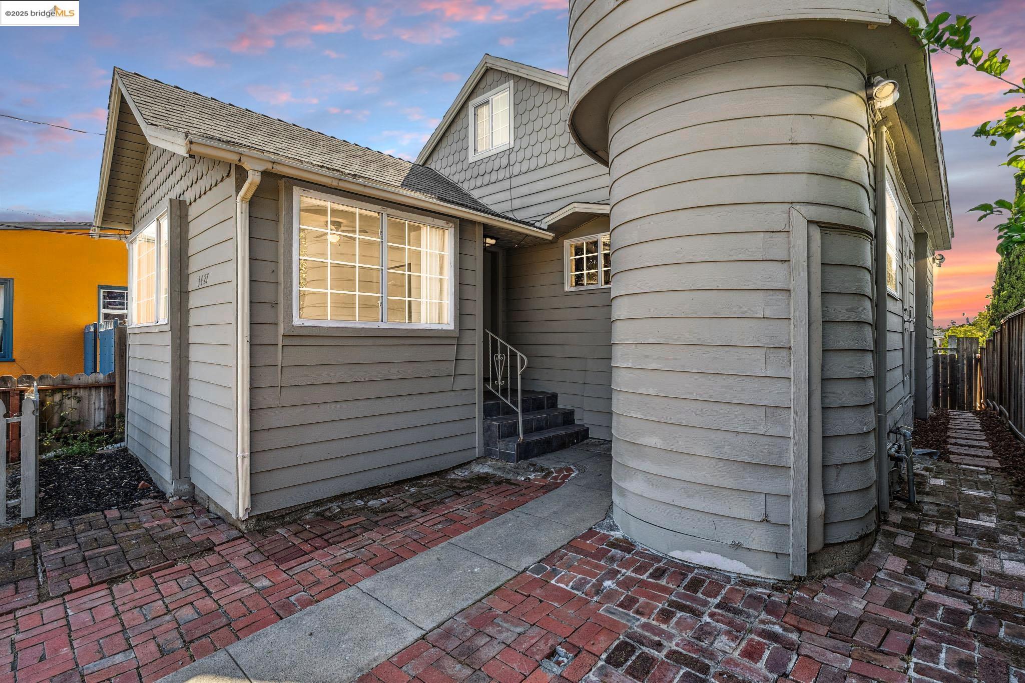 Detail Gallery Image 5 of 57 For 3427 Laguna Ave, Oakland,  CA 94602 - 4 Beds | 3 Baths