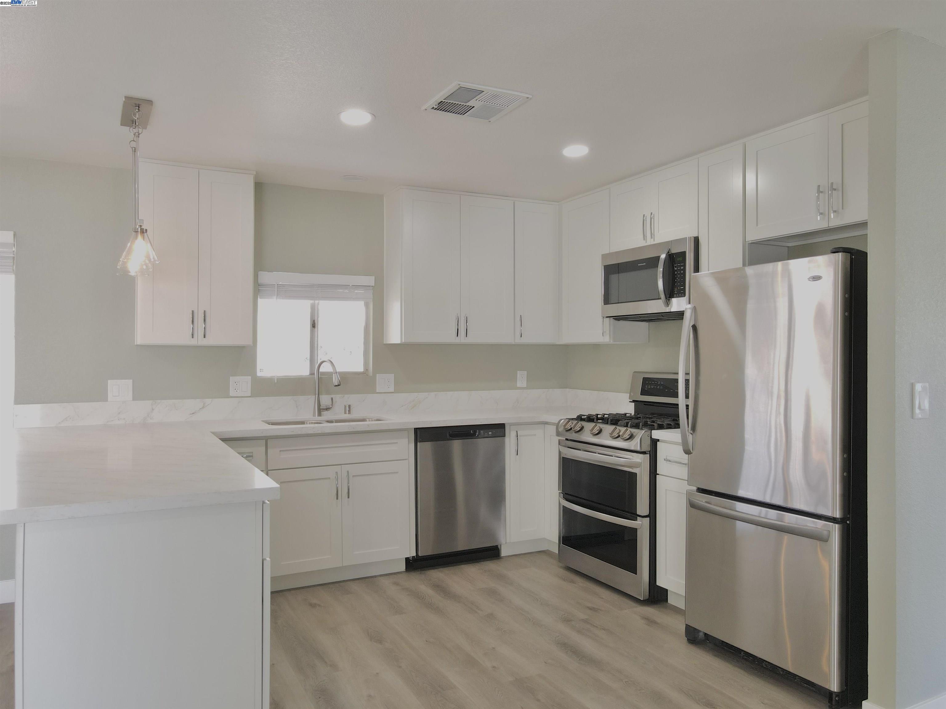 Detail Gallery Image 5 of 20 For 4923 Gardendell Rd, Sacramento,  CA 95834 - 2 Beds | 2 Baths