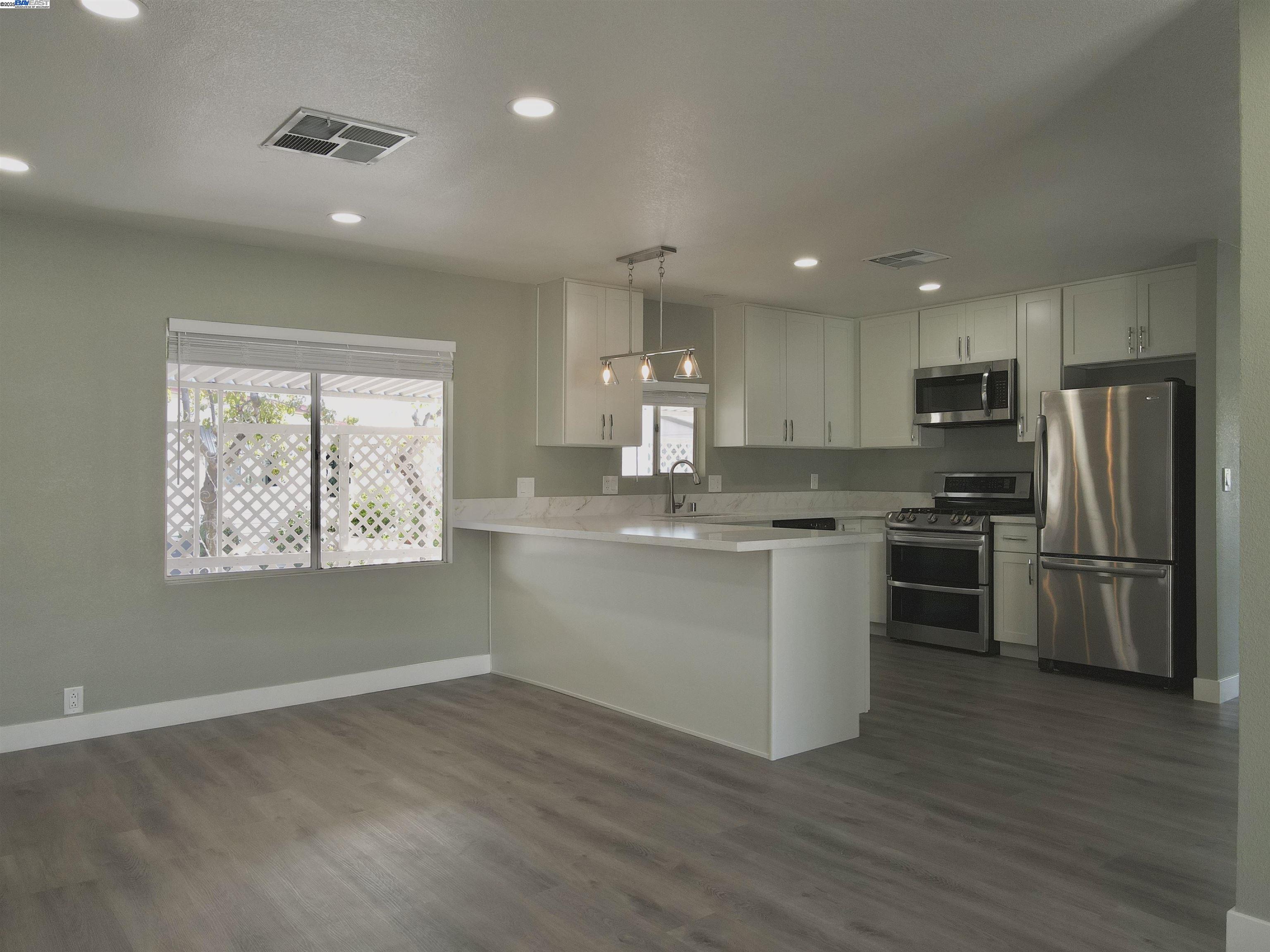 Detail Gallery Image 7 of 20 For 4923 Gardendell Rd, Sacramento,  CA 95834 - 2 Beds | 2 Baths