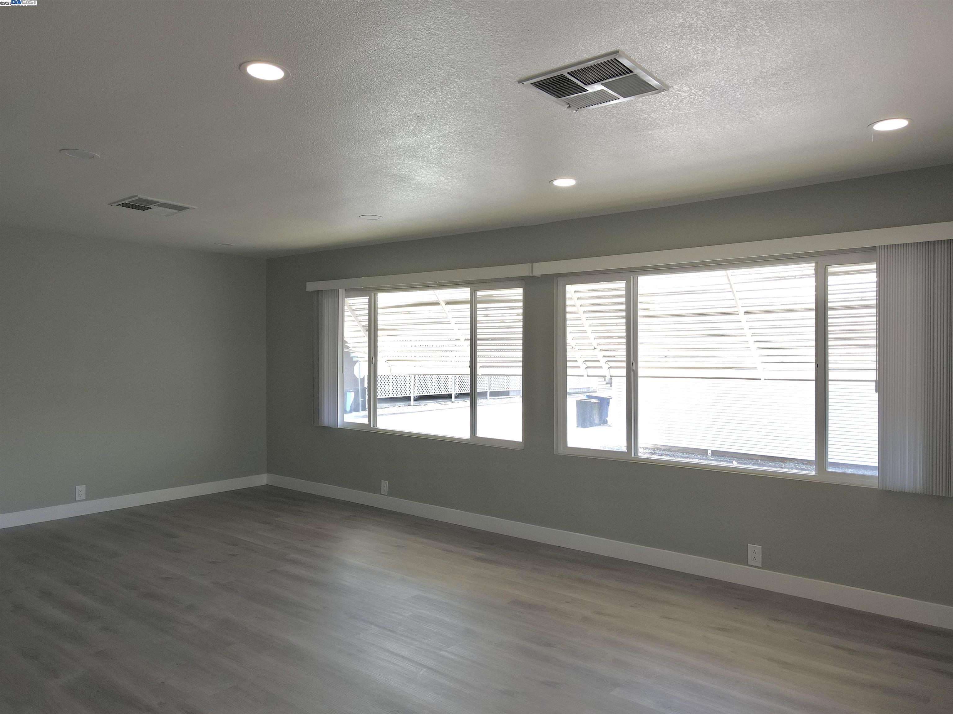 Detail Gallery Image 8 of 20 For 4923 Gardendell Rd, Sacramento,  CA 95834 - 2 Beds | 2 Baths