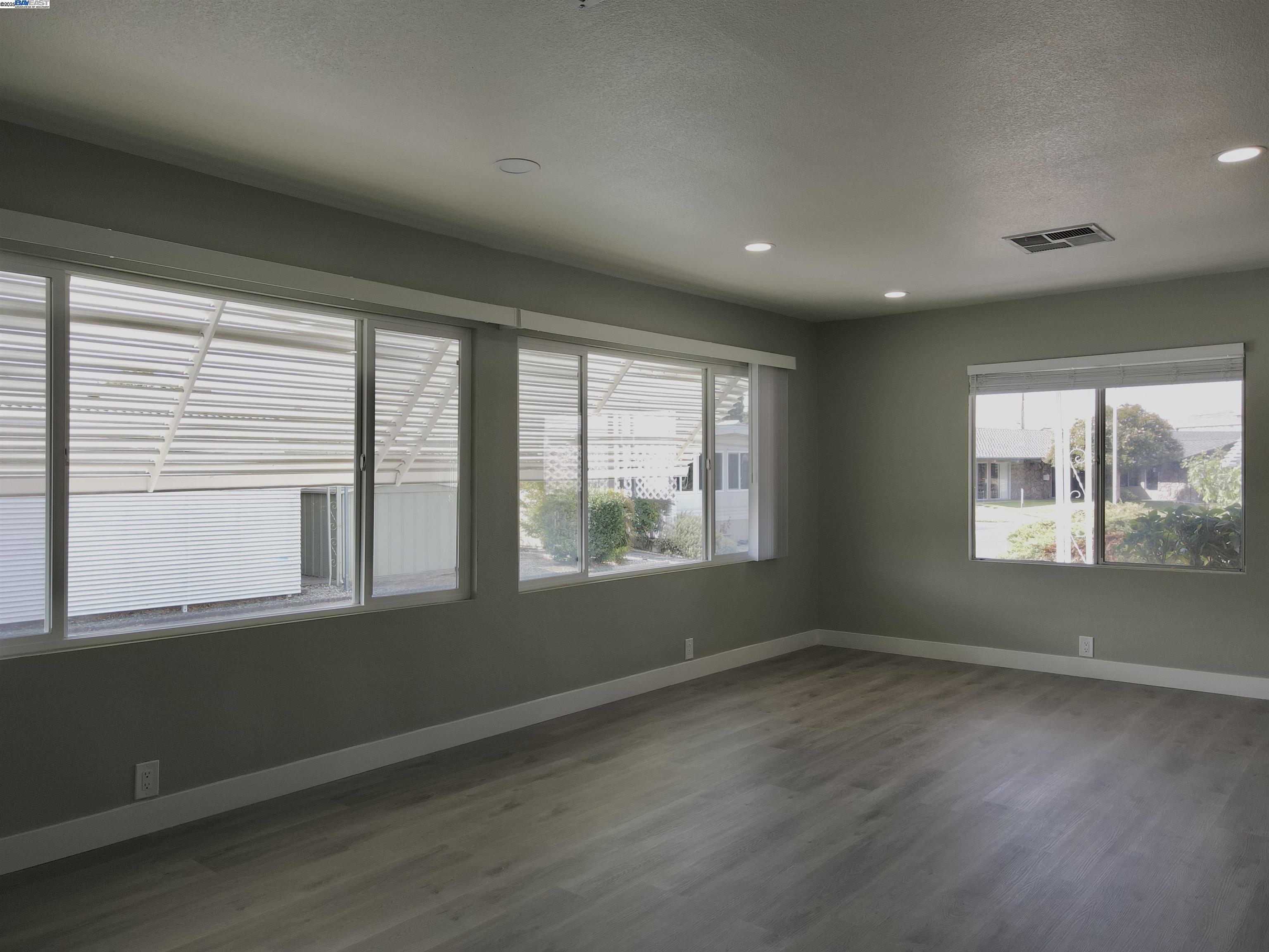 Detail Gallery Image 9 of 20 For 4923 Gardendell Rd, Sacramento,  CA 95834 - 2 Beds | 2 Baths