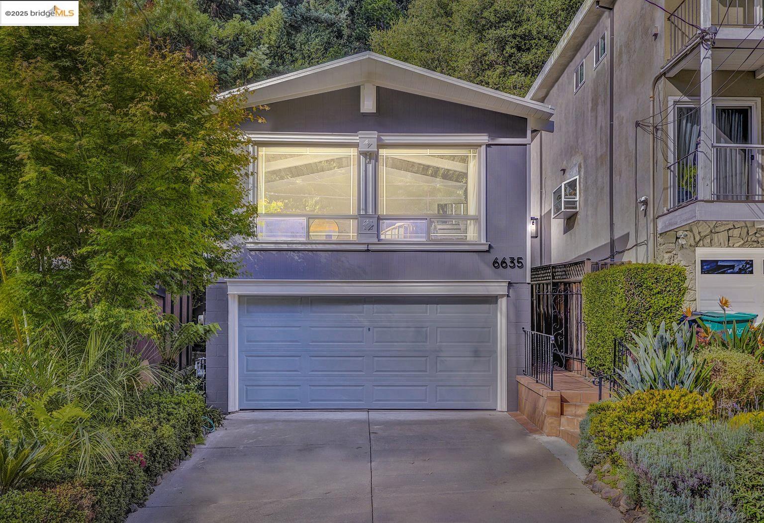 Detail Gallery Image 2 of 40 For 6635 Banning Dr, Oakland,  CA 94611 - 2 Beds | 1/1 Baths