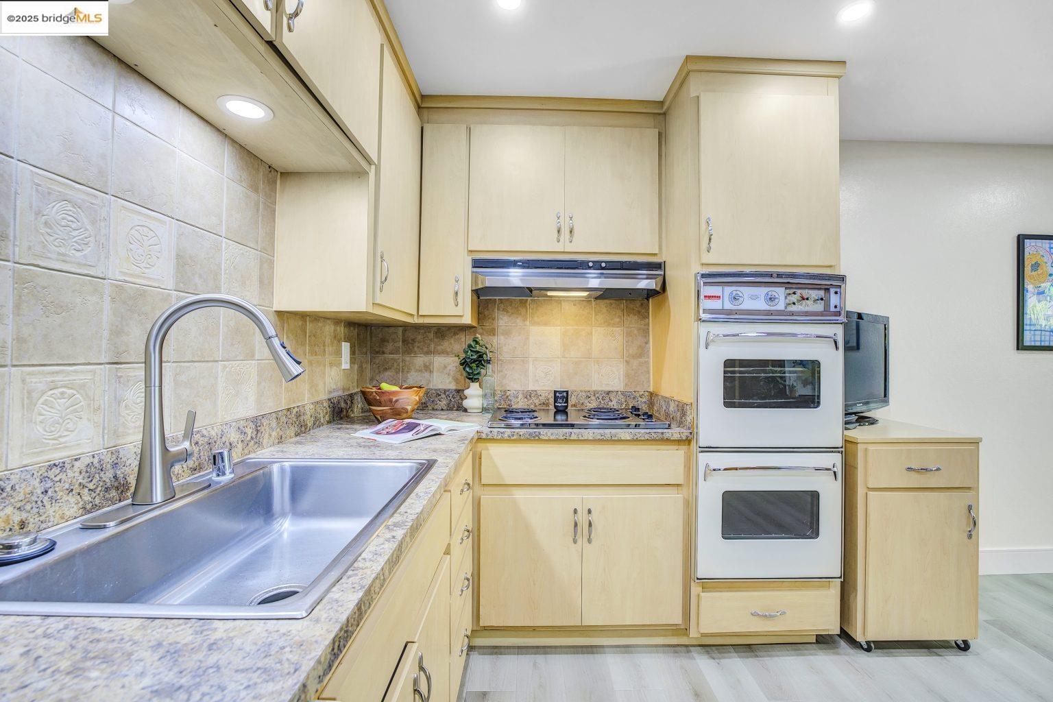 Detail Gallery Image 11 of 40 For 6635 Banning Dr, Oakland,  CA 94611 - 2 Beds | 1/1 Baths