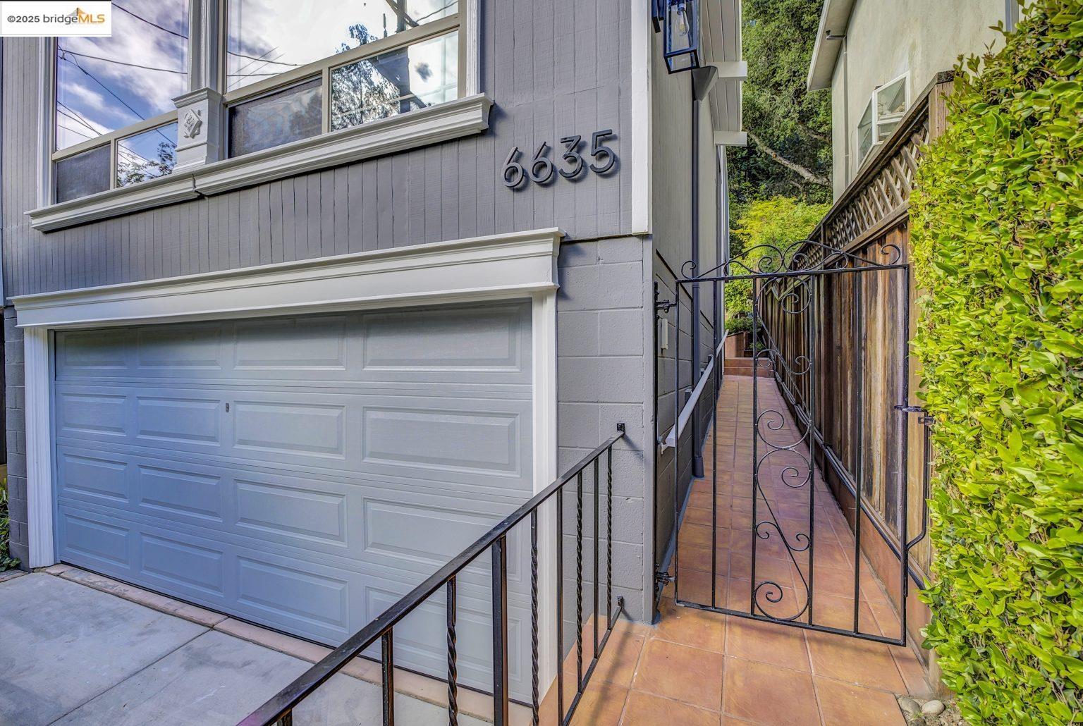 Detail Gallery Image 3 of 40 For 6635 Banning Dr, Oakland,  CA 94611 - 2 Beds | 1/1 Baths