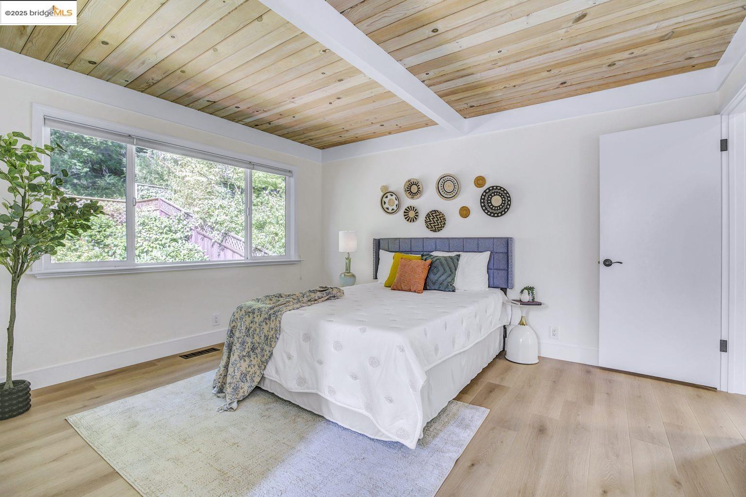 Detail Gallery Image 28 of 40 For 6635 Banning Dr, Oakland,  CA 94611 - 2 Beds | 1/1 Baths