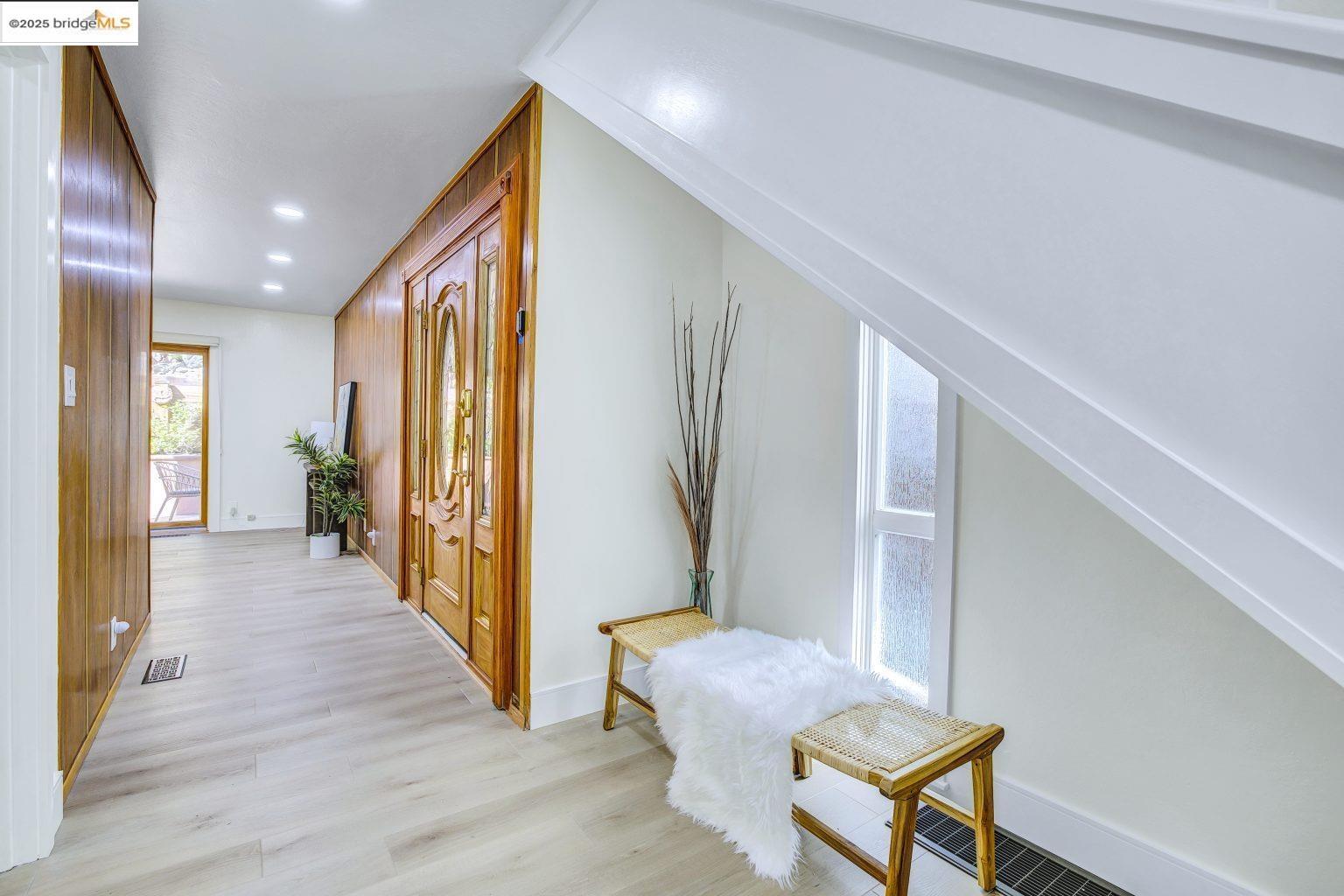 Detail Gallery Image 5 of 40 For 6635 Banning Dr, Oakland,  CA 94611 - 2 Beds | 1/1 Baths