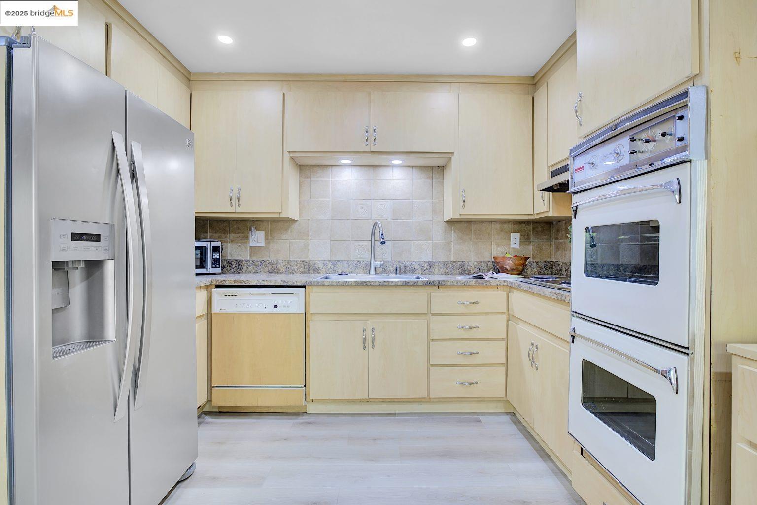 Detail Gallery Image 9 of 40 For 6635 Banning Dr, Oakland,  CA 94611 - 2 Beds | 1/1 Baths