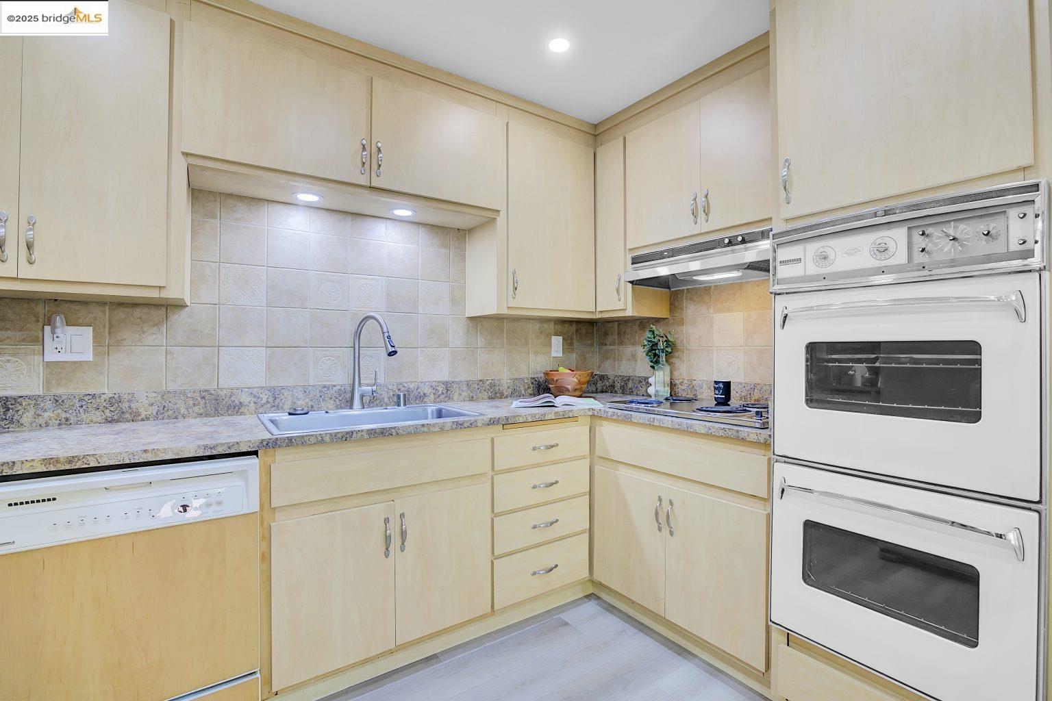 Detail Gallery Image 10 of 40 For 6635 Banning Dr, Oakland,  CA 94611 - 2 Beds | 1/1 Baths
