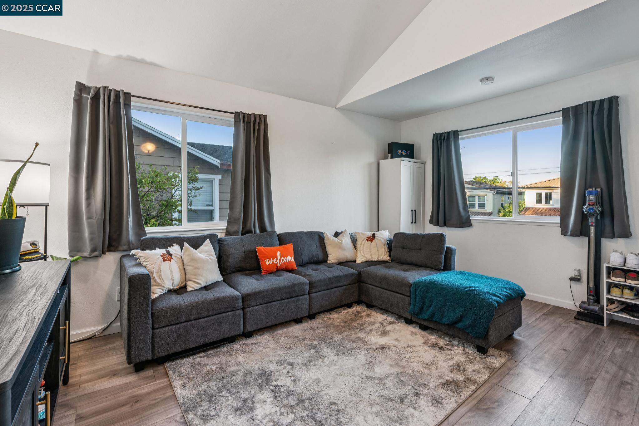Detail Gallery Image 2 of 10 For 1111 Palm Ave, Martinez,  CA 94553 - 2 Beds | 1 Baths