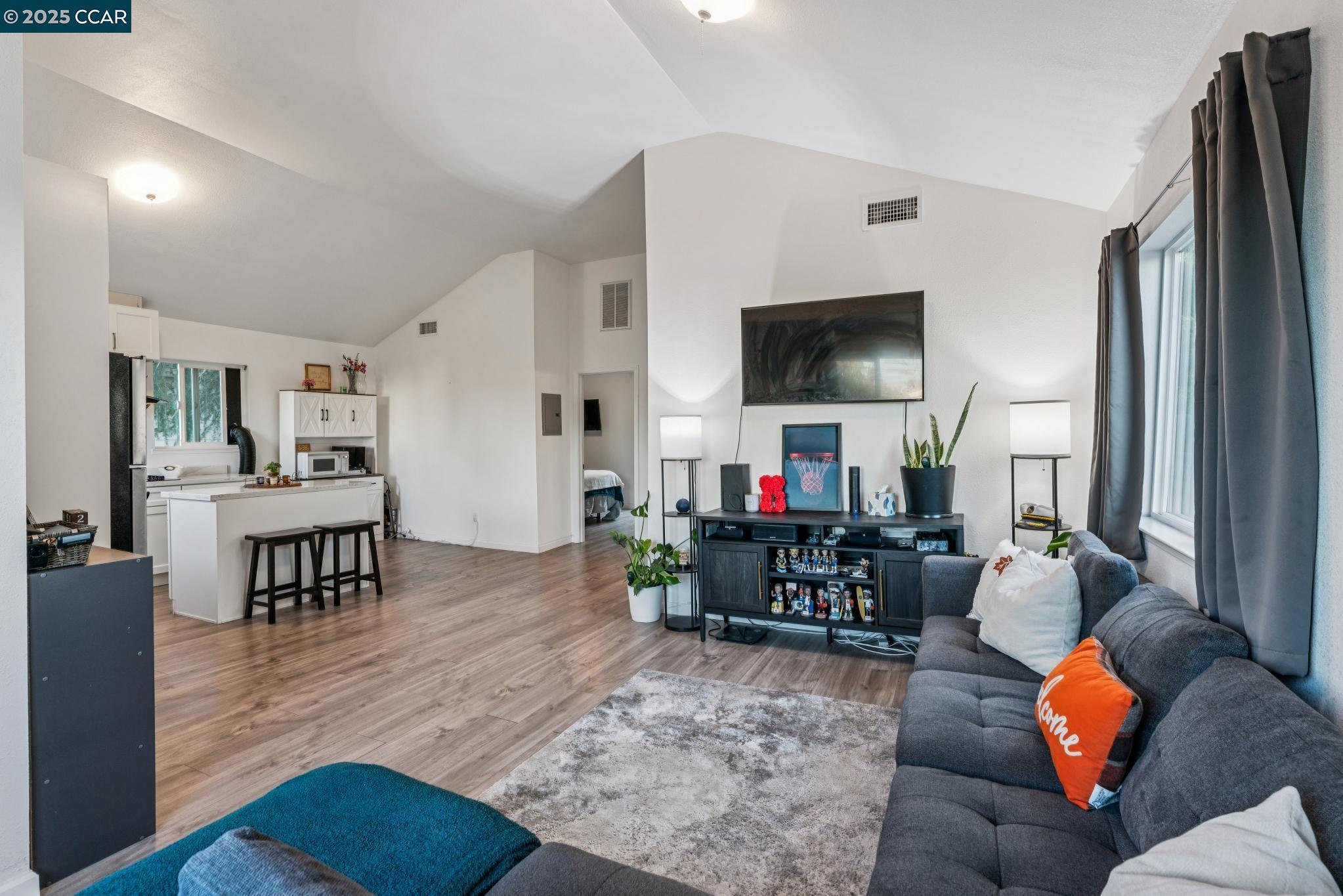 Detail Gallery Image 3 of 10 For 1111 Palm Ave, Martinez,  CA 94553 - 2 Beds | 1 Baths