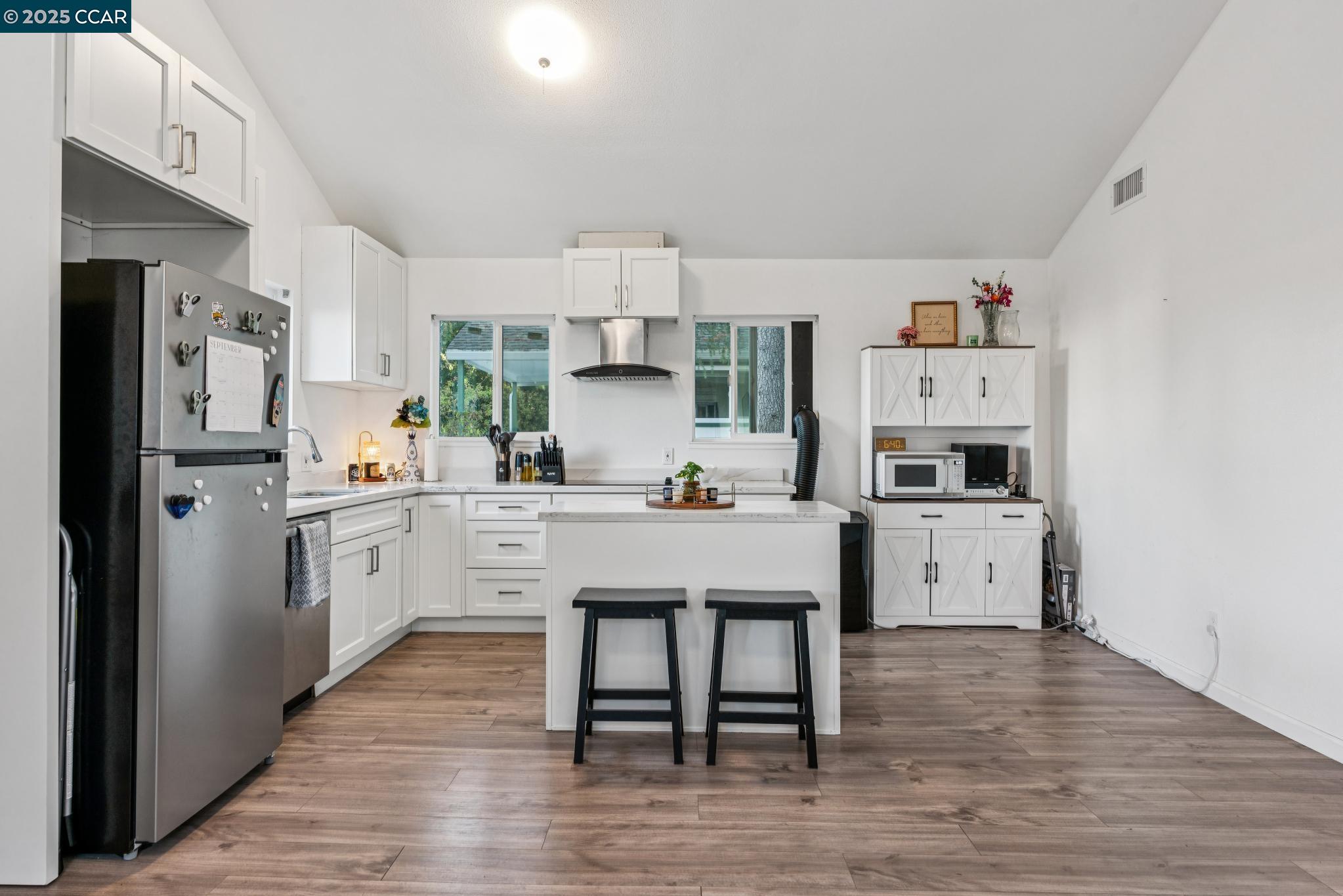 Detail Gallery Image 4 of 10 For 1111 Palm Ave, Martinez,  CA 94553 - 2 Beds | 1 Baths