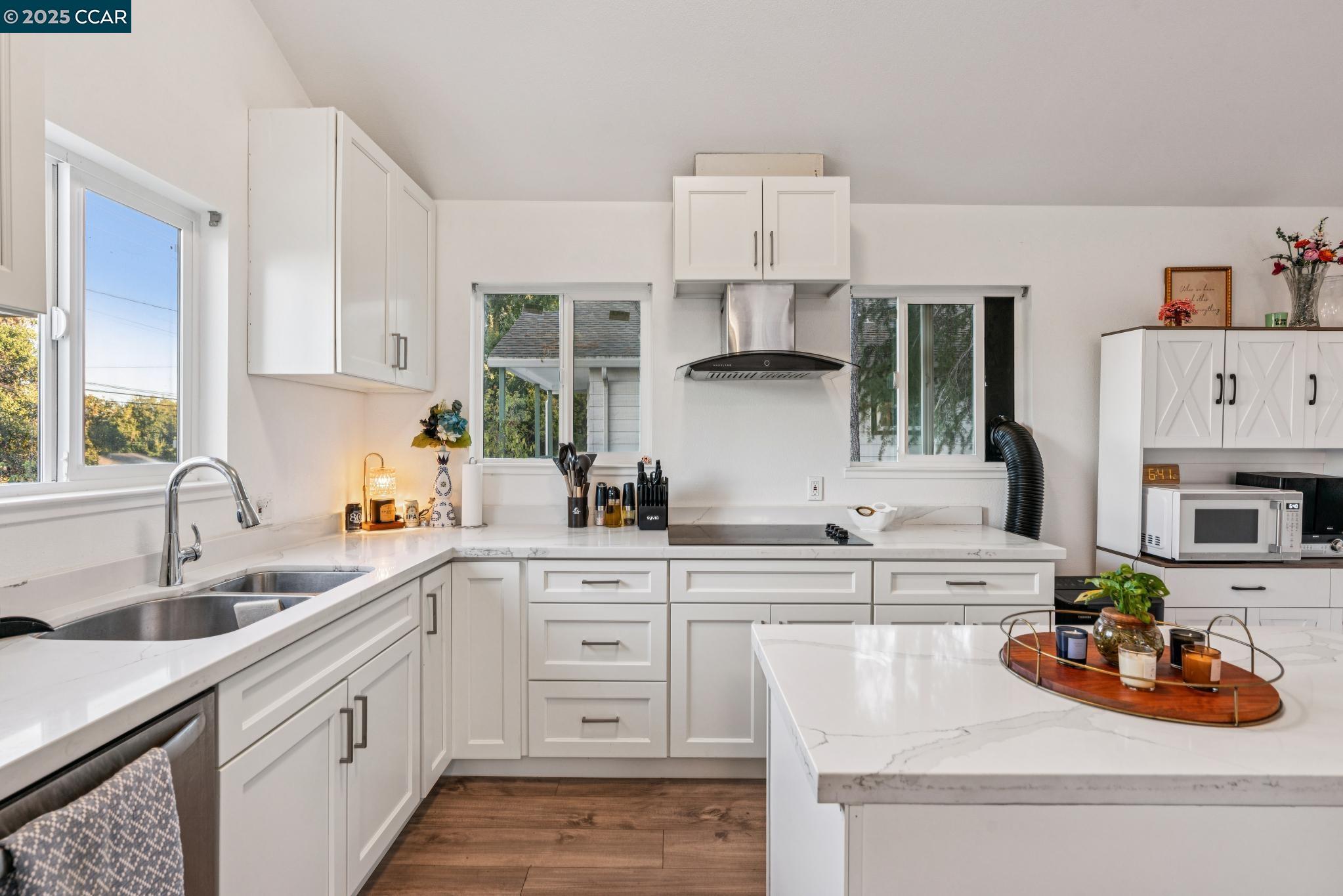 Detail Gallery Image 5 of 10 For 1111 Palm Ave, Martinez,  CA 94553 - 2 Beds | 1 Baths