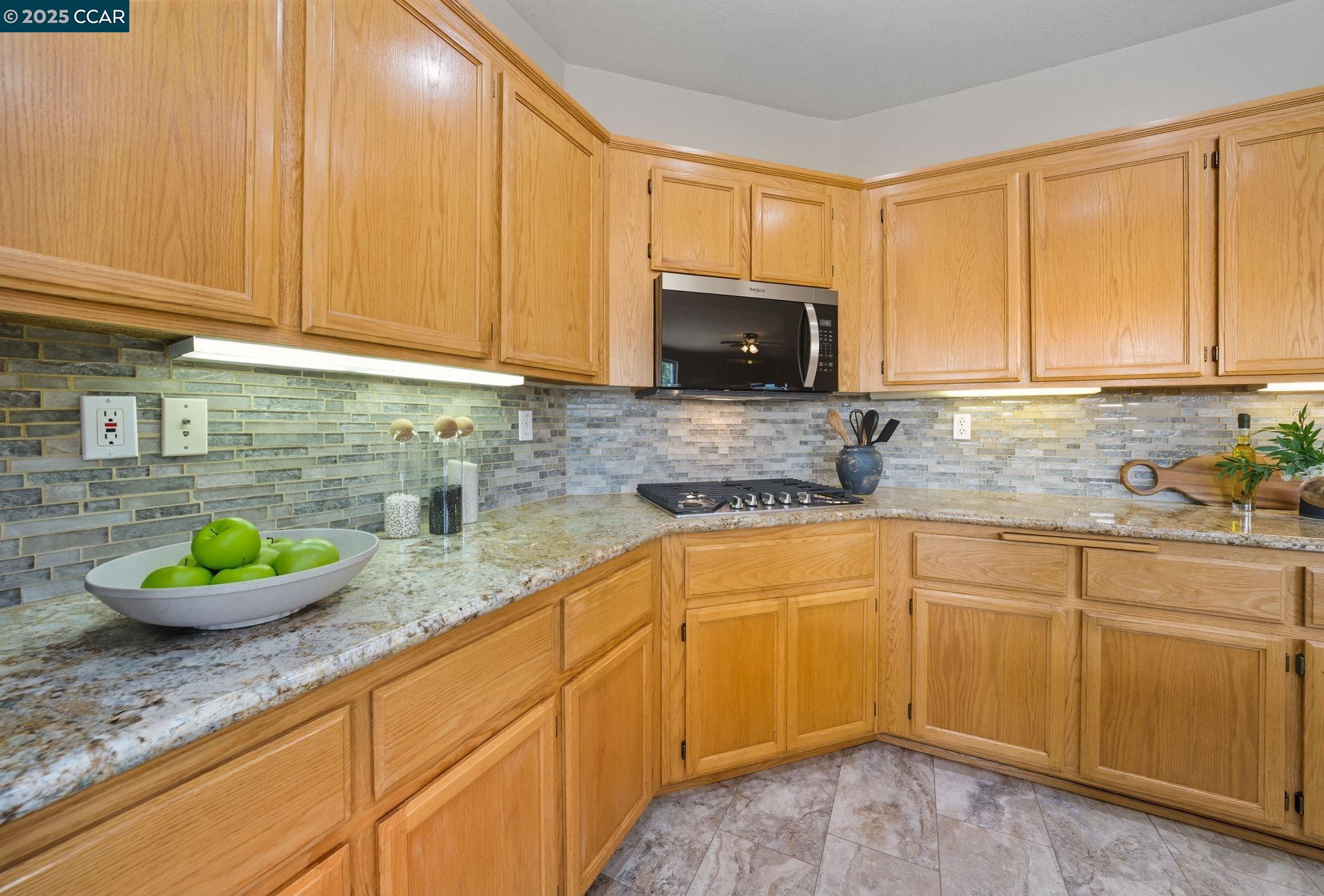 Detail Gallery Image 17 of 60 For 118 Rocky Pointe Ct, Hercules,  CA 94547-1991 - 5 Beds | 3 Baths