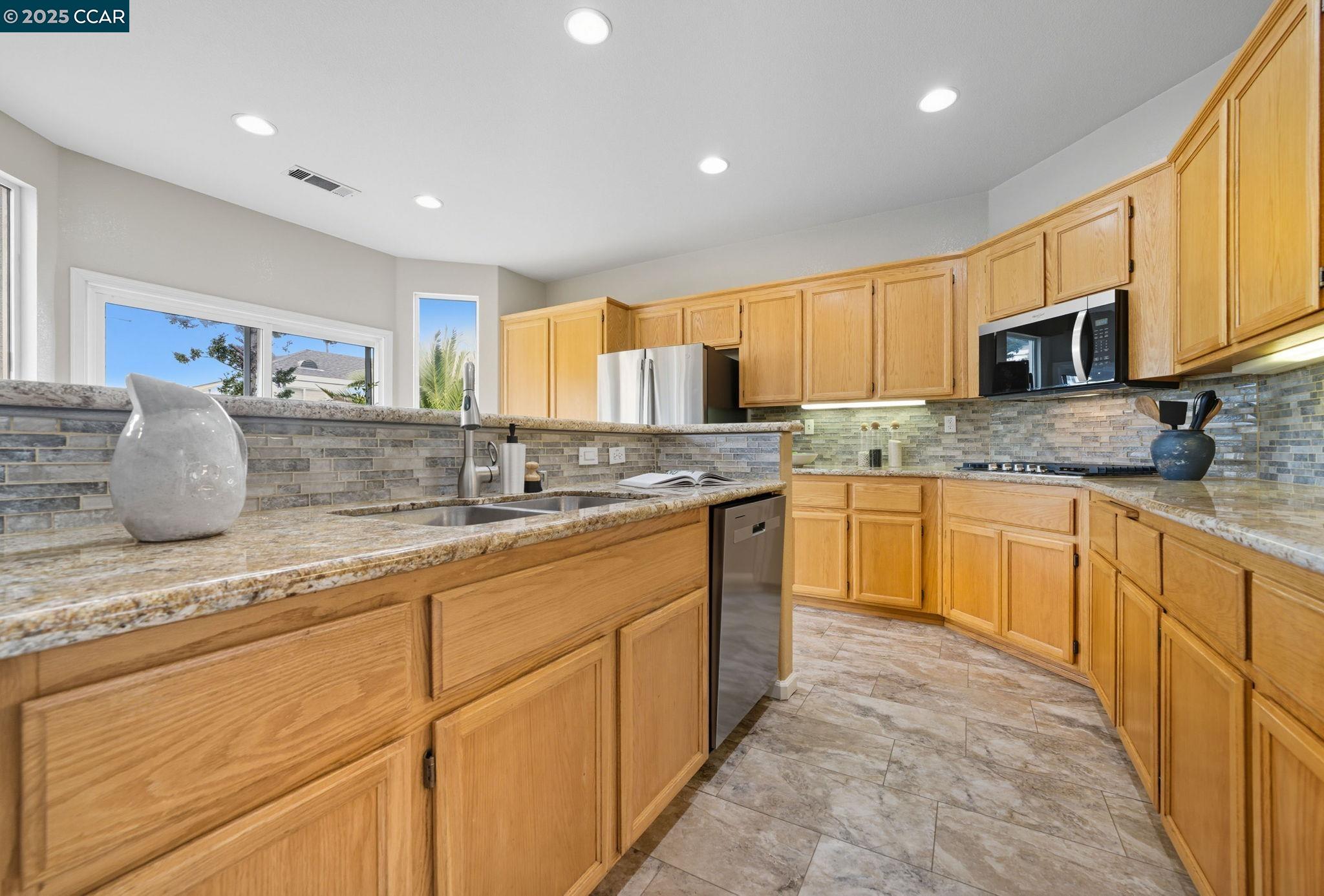 Detail Gallery Image 19 of 60 For 118 Rocky Pointe Ct, Hercules,  CA 94547-1991 - 5 Beds | 3 Baths
