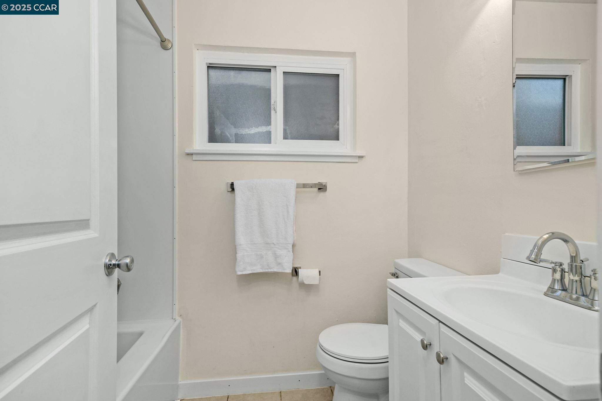 Detail Gallery Image 9 of 10 For 1926 Alcatraz Ave, Berkeley,  CA 94703 - 1 Beds | 1 Baths