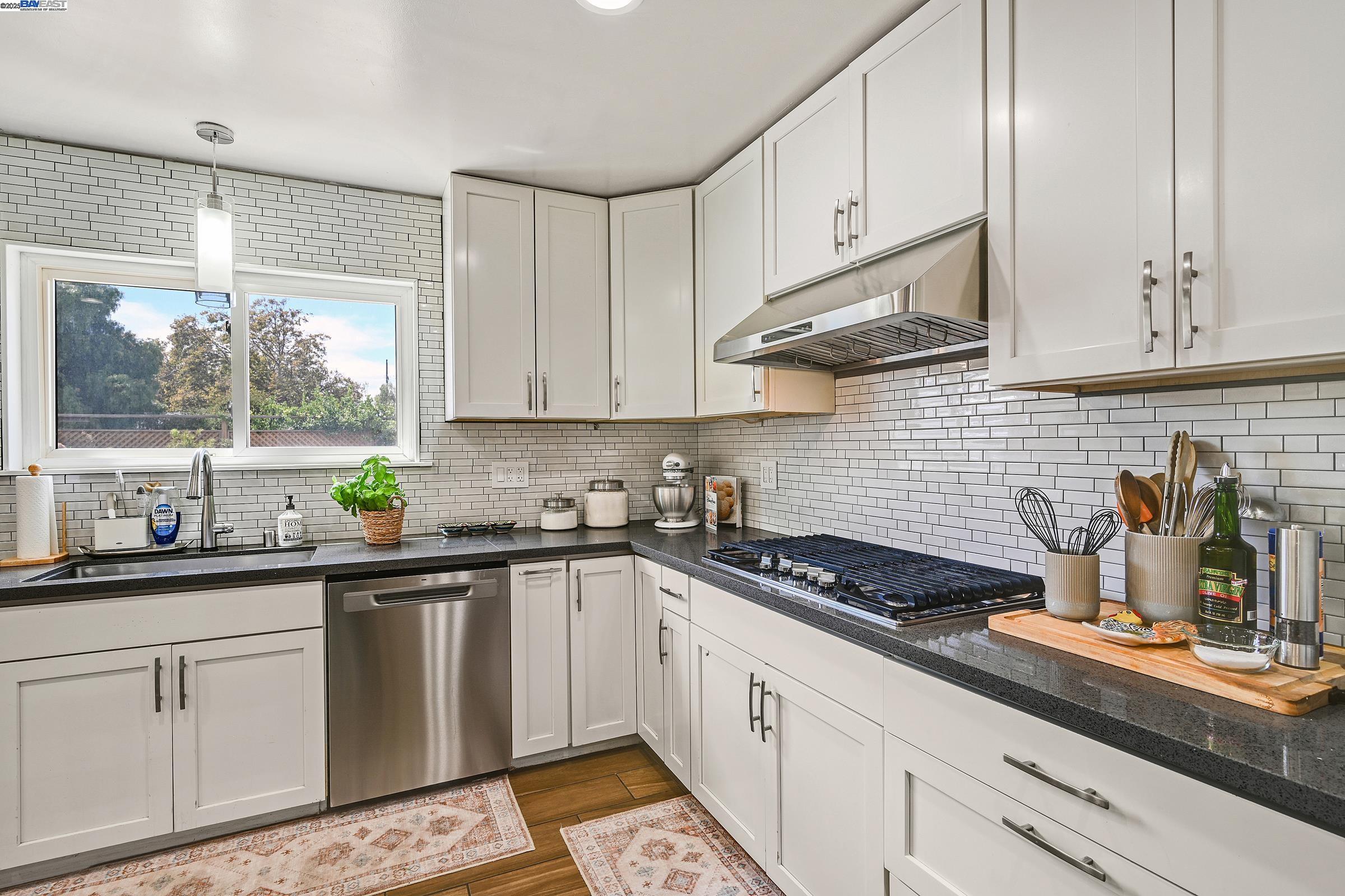 Detail Gallery Image 11 of 33 For 17779 Rainier Ave, Hayward,  CA 94541 - 4 Beds | 2 Baths