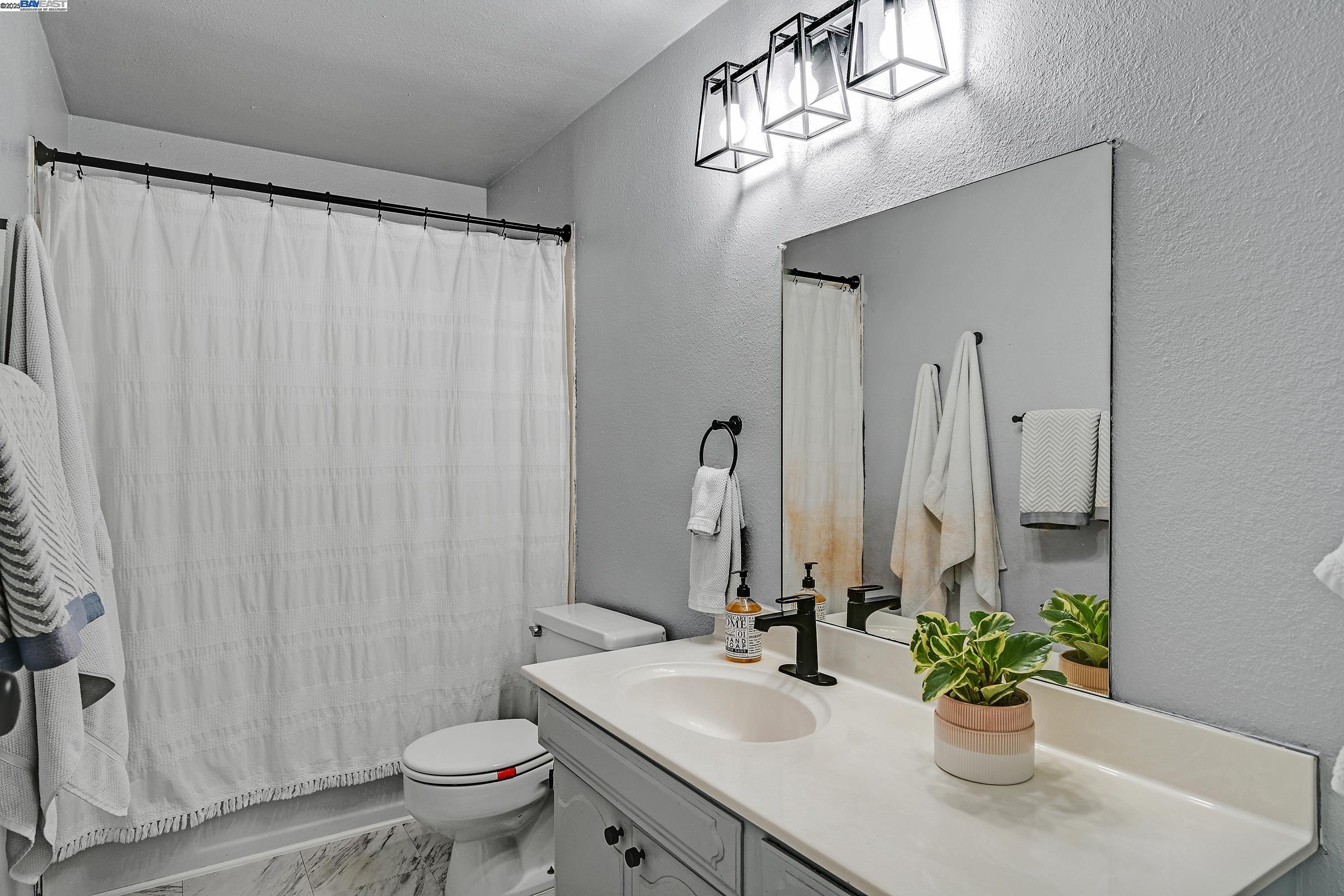 Detail Gallery Image 16 of 33 For 17779 Rainier Ave, Hayward,  CA 94541 - 4 Beds | 2 Baths