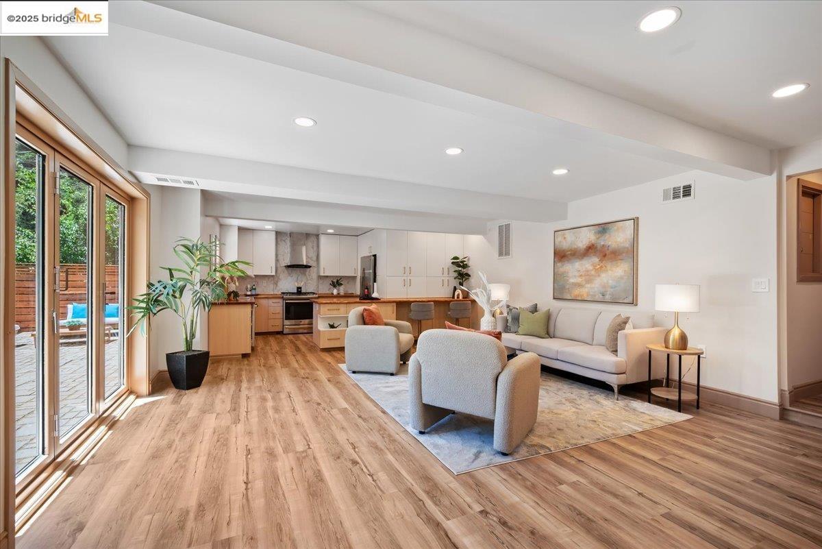 Detail Gallery Image 10 of 59 For 164 Duncan Way, Oakland,  CA 94611 - 5 Beds | 3 Baths
