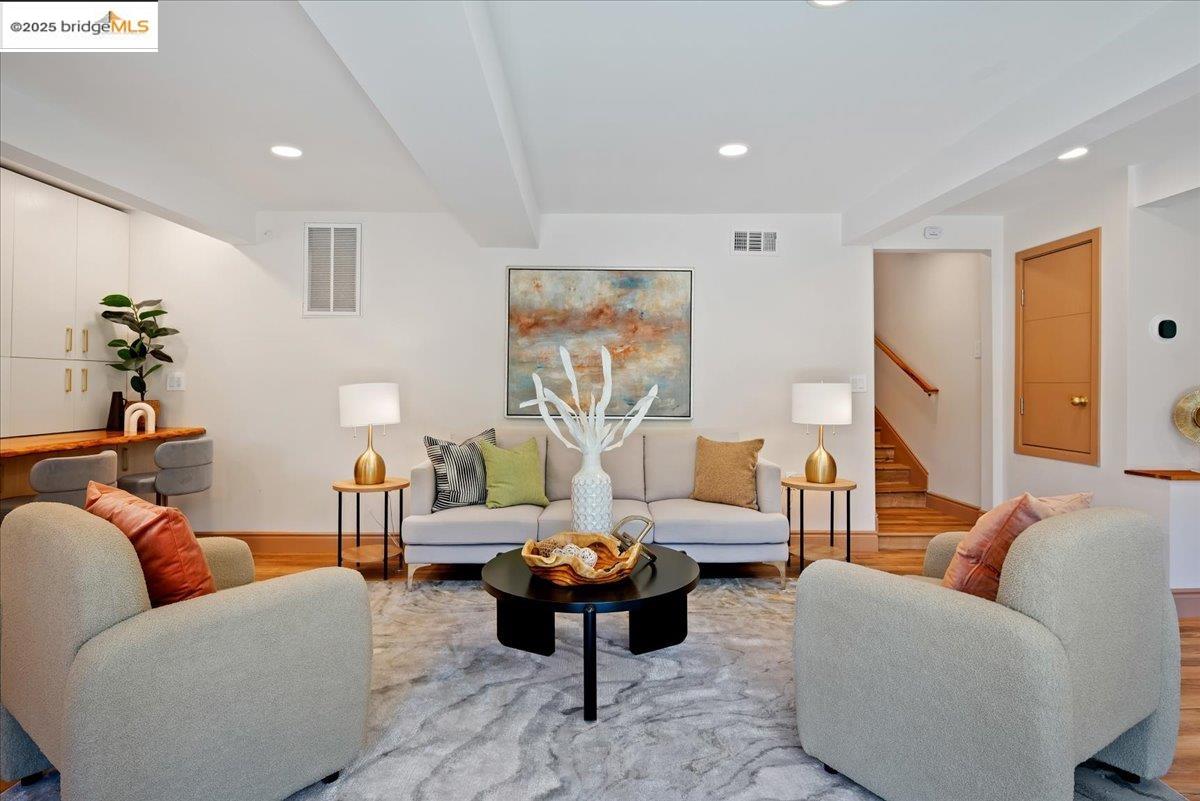 Detail Gallery Image 11 of 59 For 164 Duncan Way, Oakland,  CA 94611 - 5 Beds | 3 Baths
