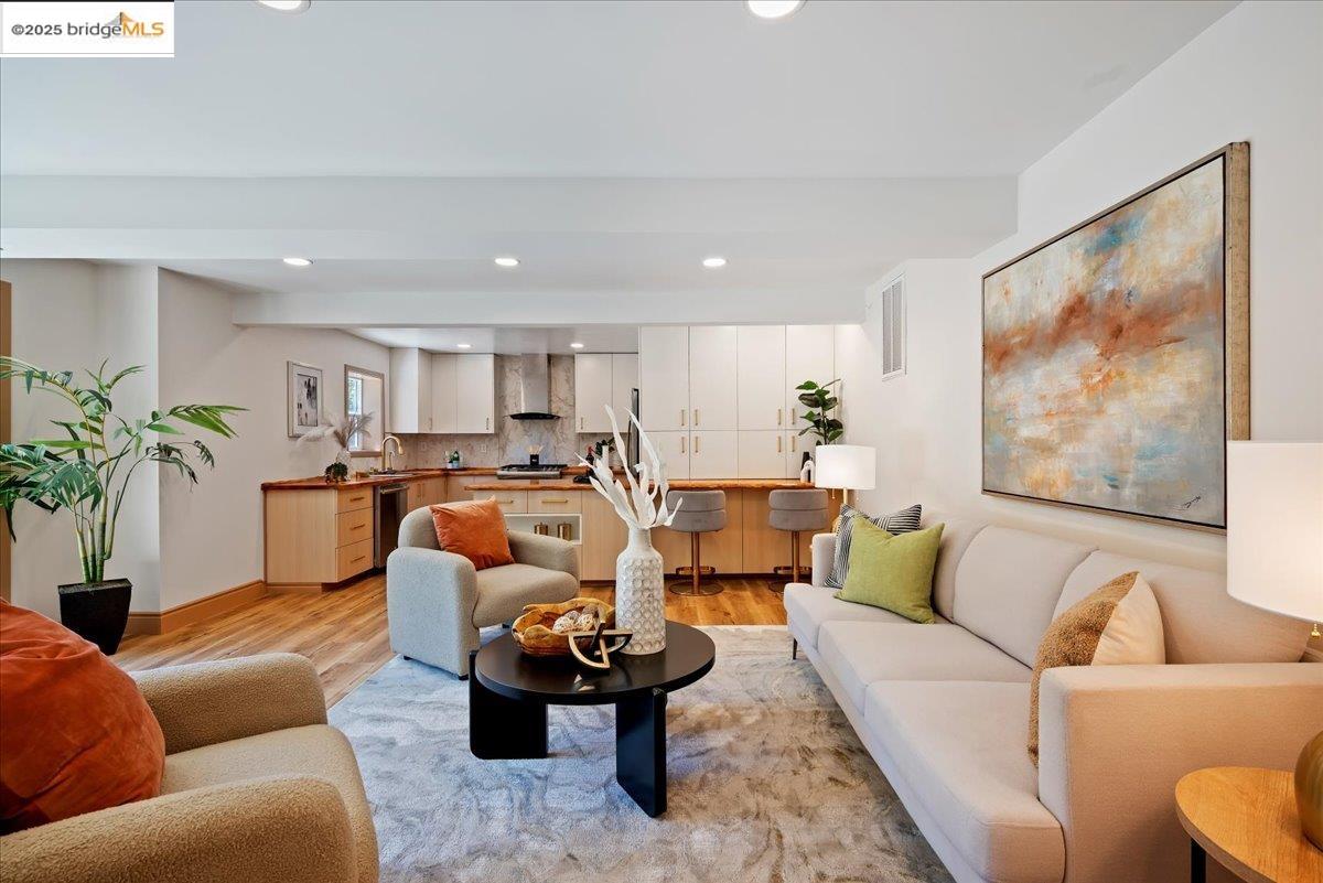 Detail Gallery Image 12 of 59 For 164 Duncan Way, Oakland,  CA 94611 - 5 Beds | 3 Baths