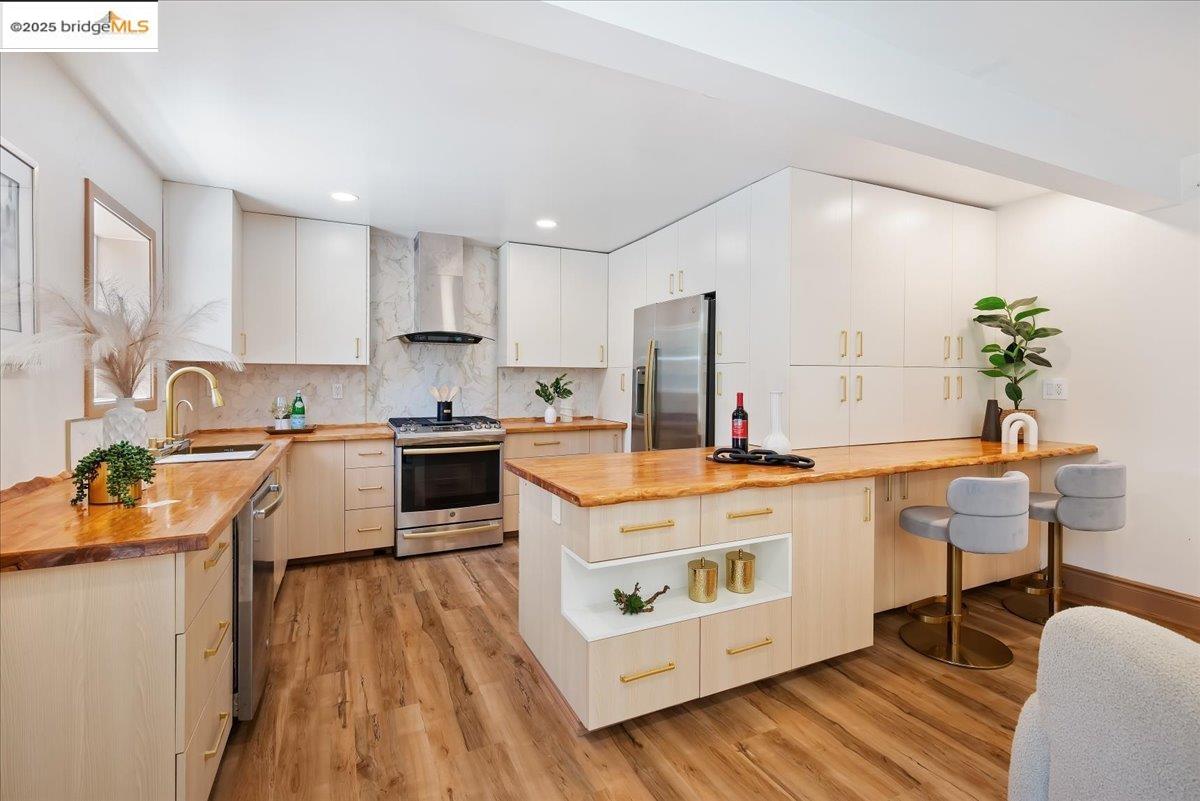 Detail Gallery Image 13 of 59 For 164 Duncan Way, Oakland,  CA 94611 - 5 Beds | 3 Baths