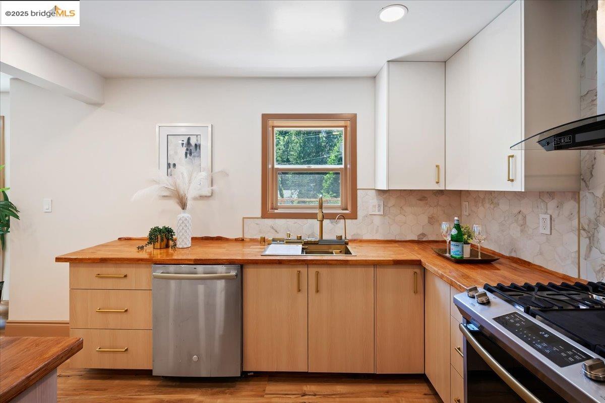 Detail Gallery Image 14 of 59 For 164 Duncan Way, Oakland,  CA 94611 - 5 Beds | 3 Baths