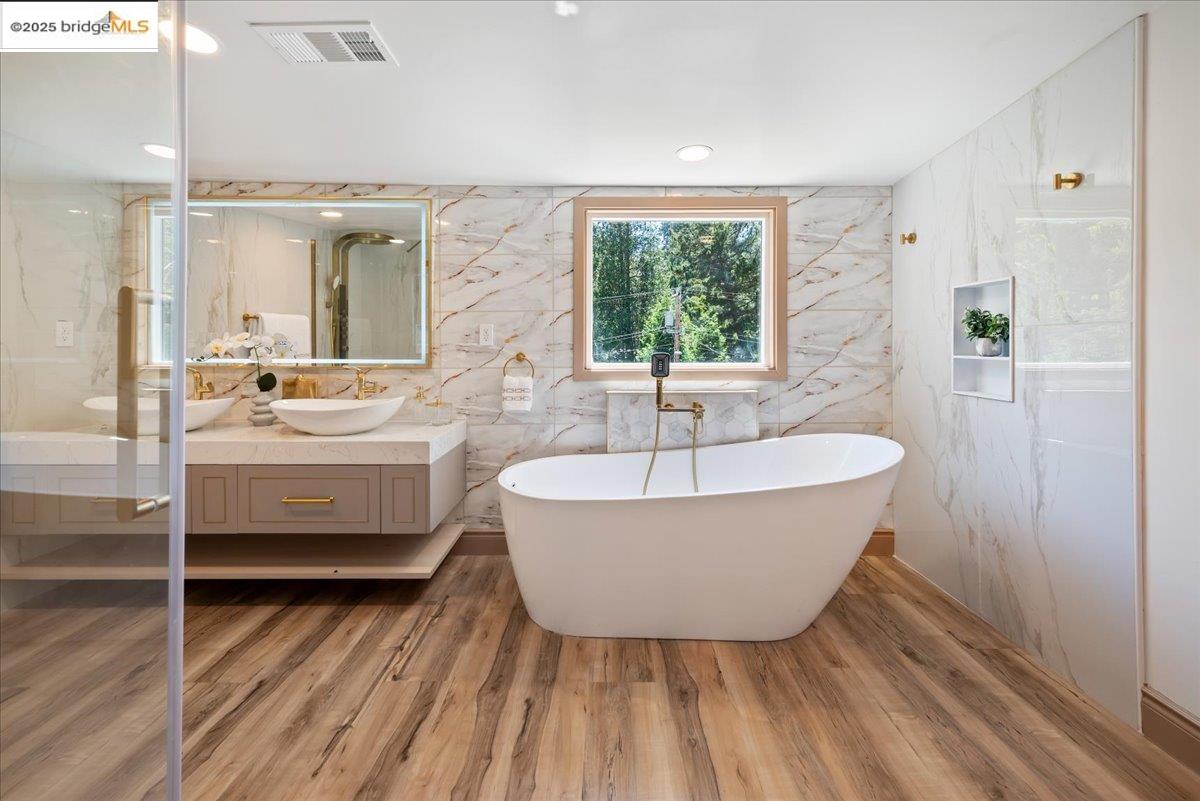 Detail Gallery Image 26 of 59 For 164 Duncan Way, Oakland,  CA 94611 - 5 Beds | 3 Baths