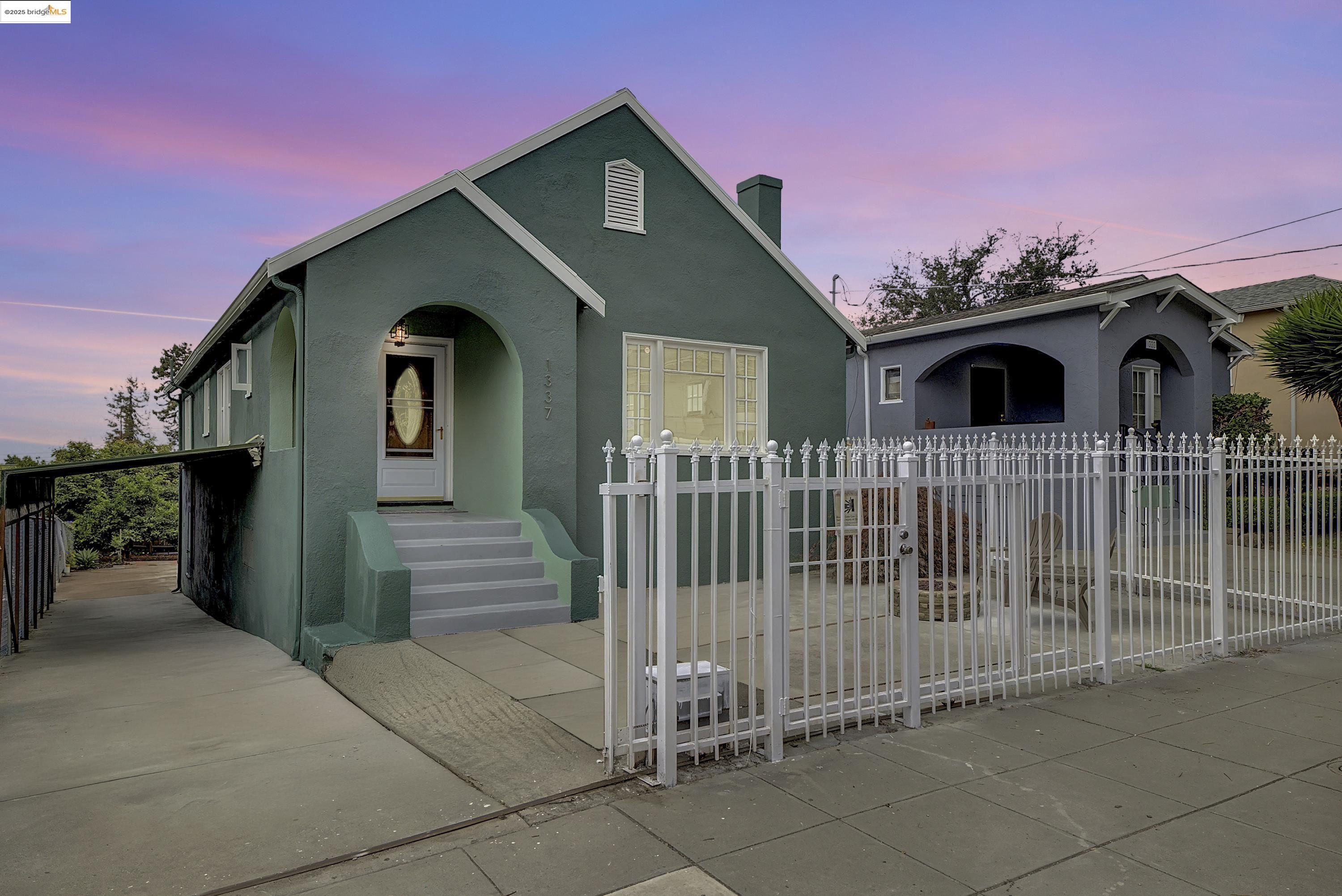 Detail Gallery Image 2 of 42 For 1337 E 25th St, Oakland,  CA 94606 - 3 Beds | 2 Baths