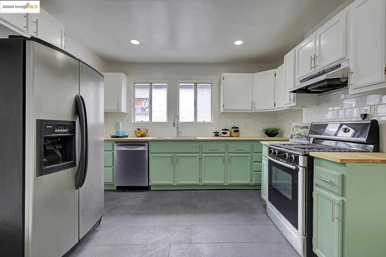 Detail Gallery Image 15 of 42 For 1337 E 25th St, Oakland,  CA 94606 - 3 Beds | 2 Baths