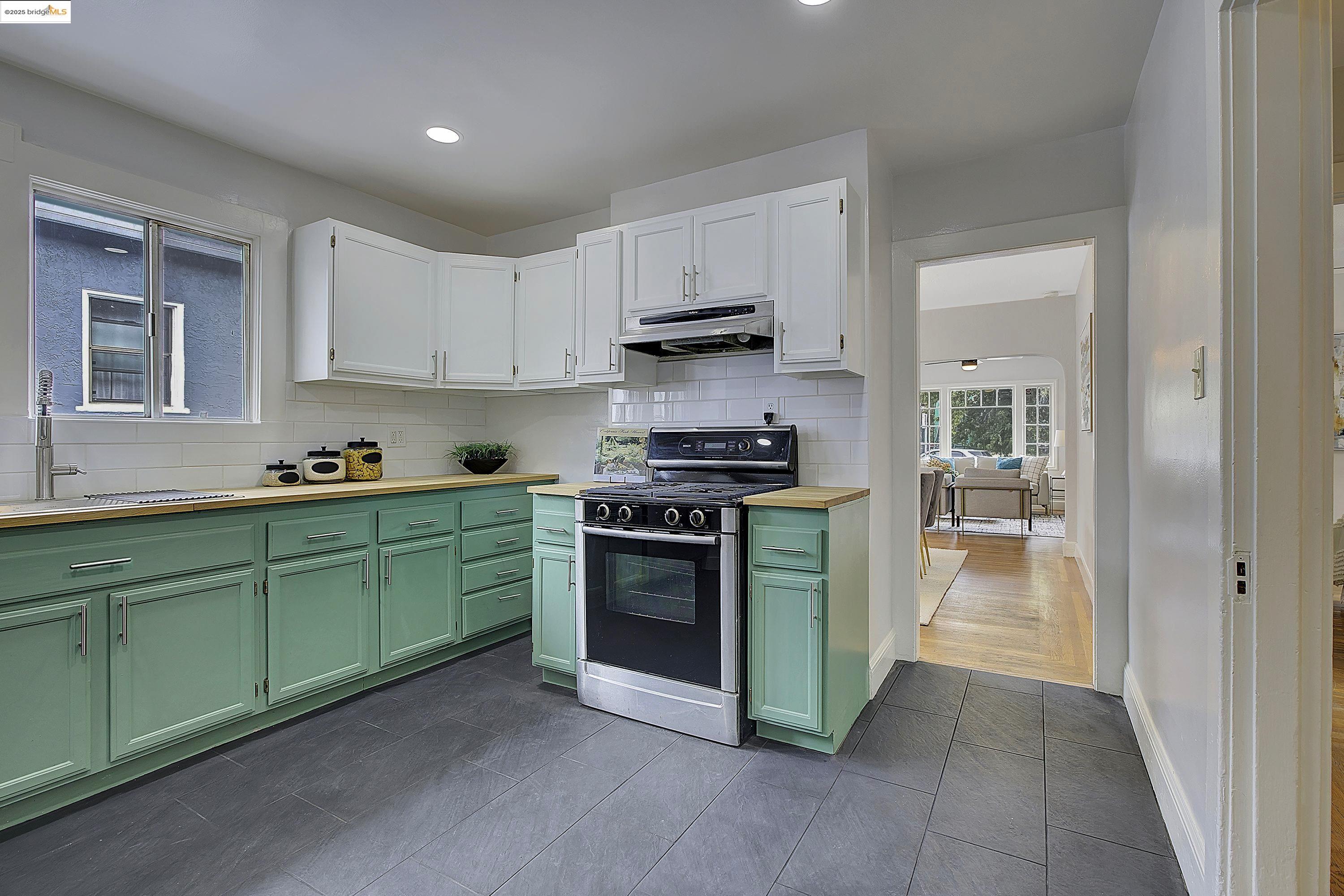 Detail Gallery Image 16 of 42 For 1337 E 25th St, Oakland,  CA 94606 - 3 Beds | 2 Baths